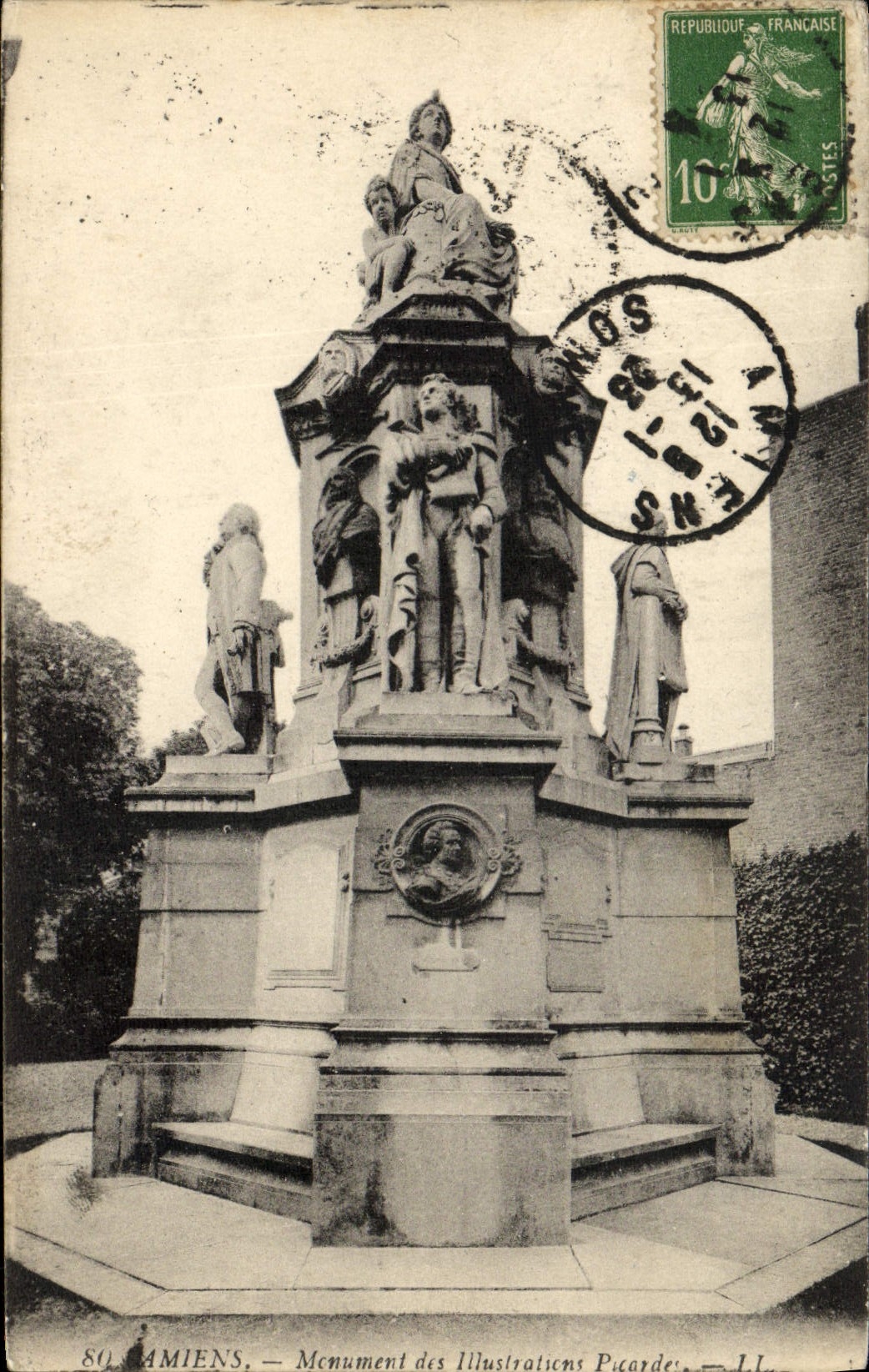 CPA Amiens Monument des illustrations picardes 
