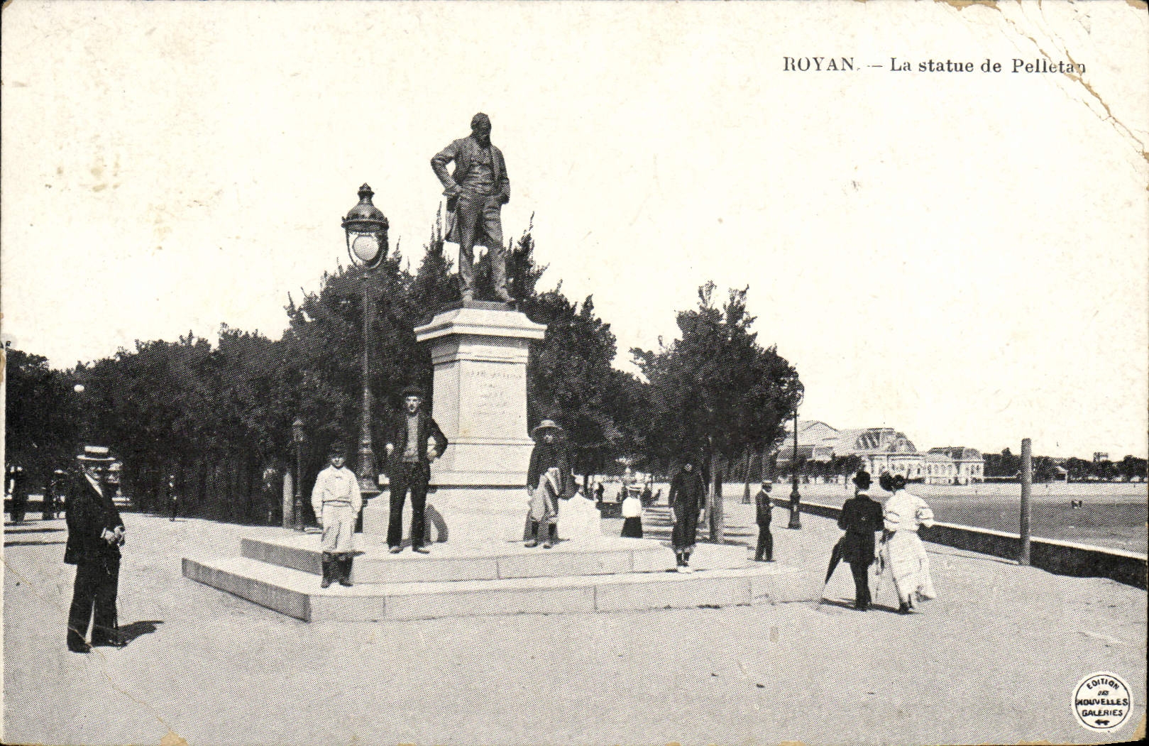 POSTAL Royan de la VENDIMIA estatua de Pelletan