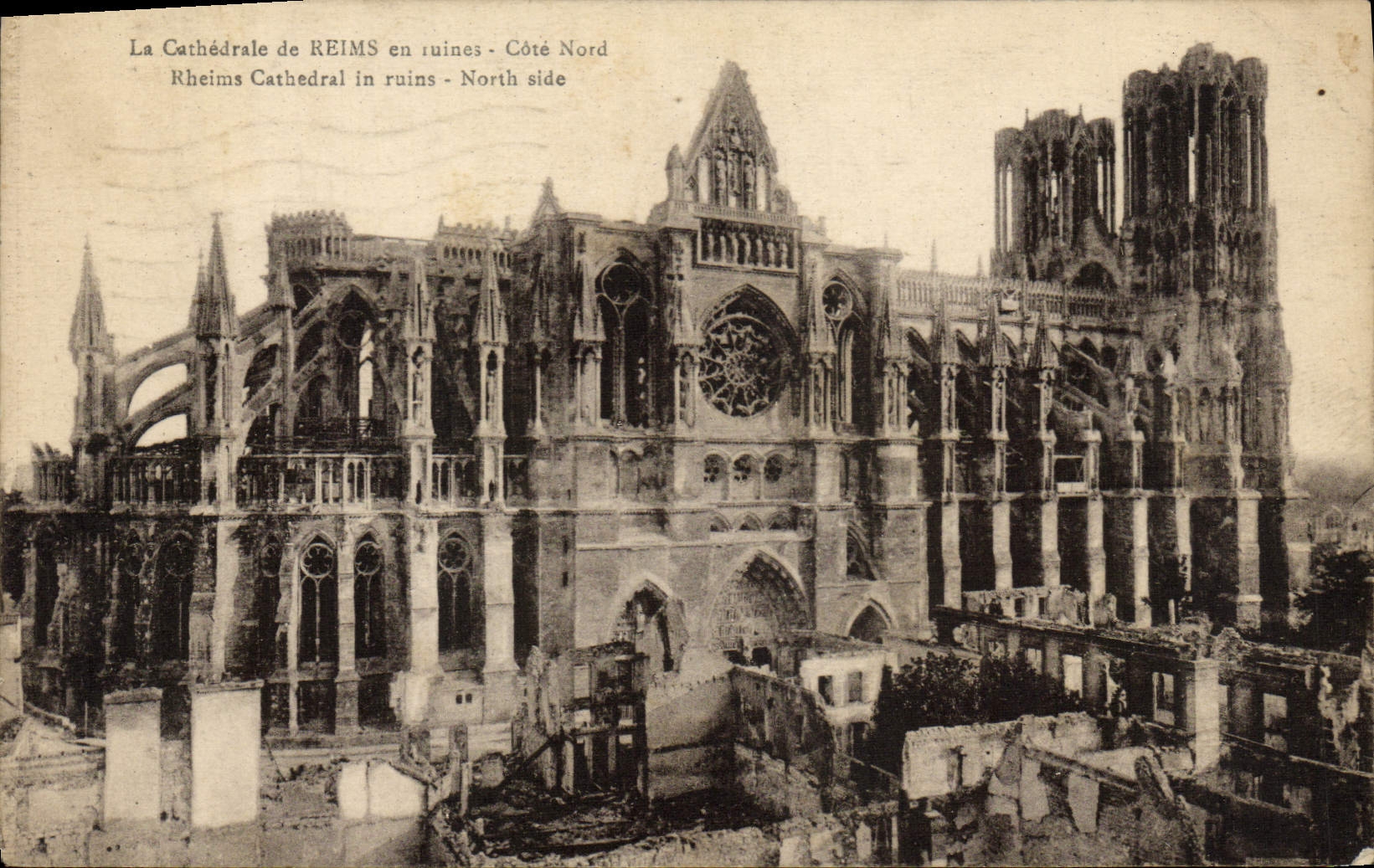 CPA Reims La Cathedrale en ruines Cote Nord Militaria