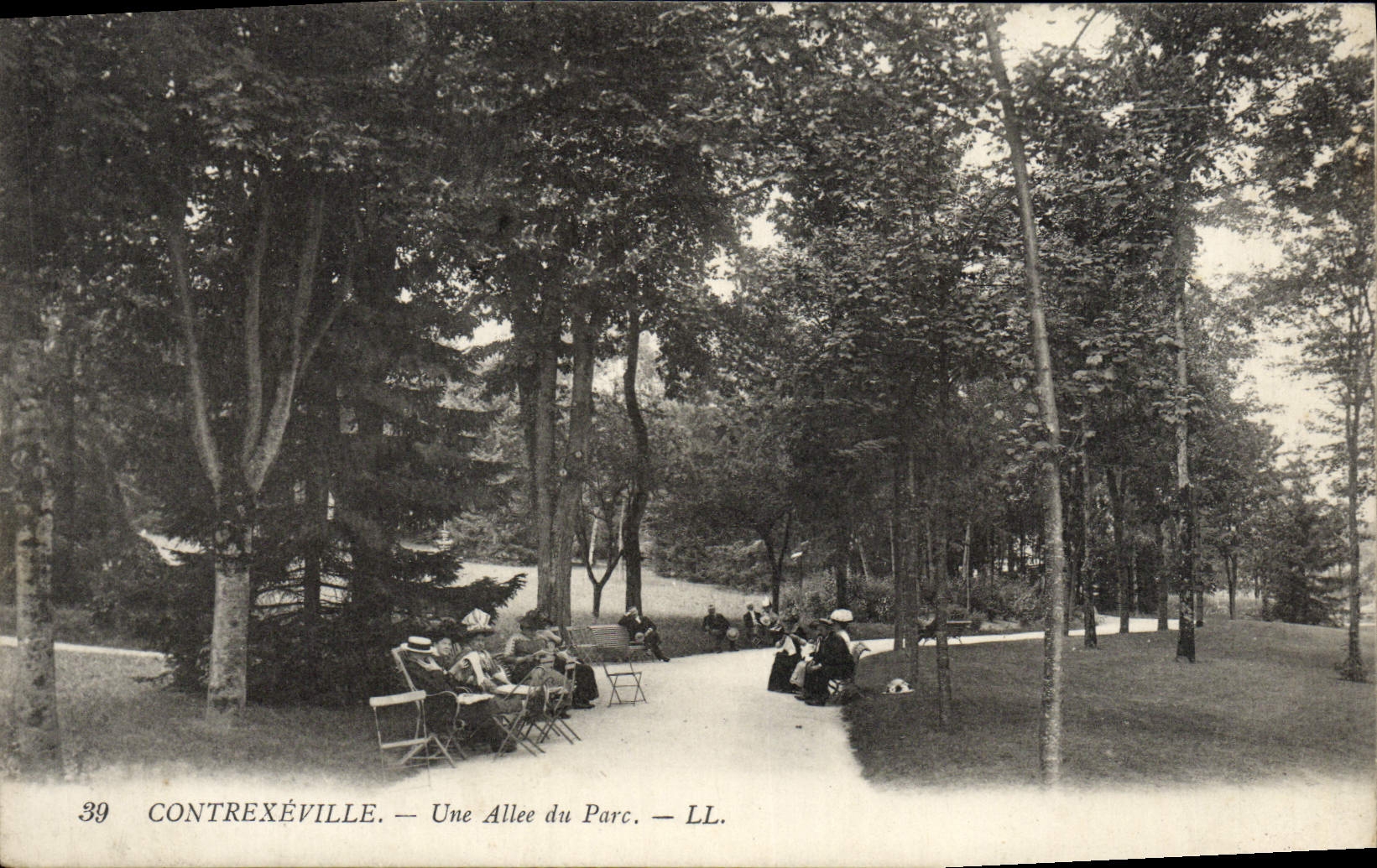 VINTAGE POSTCARD Contrexeville an Alley of the Park