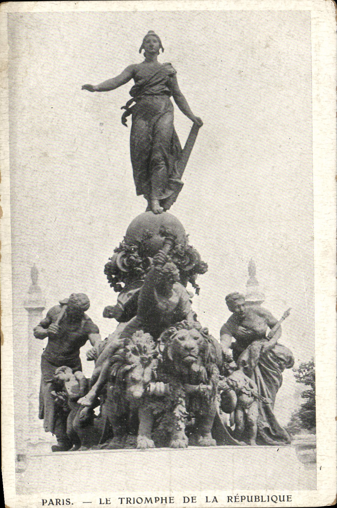 CPA Paris Le Triomphe De La Republique Lion