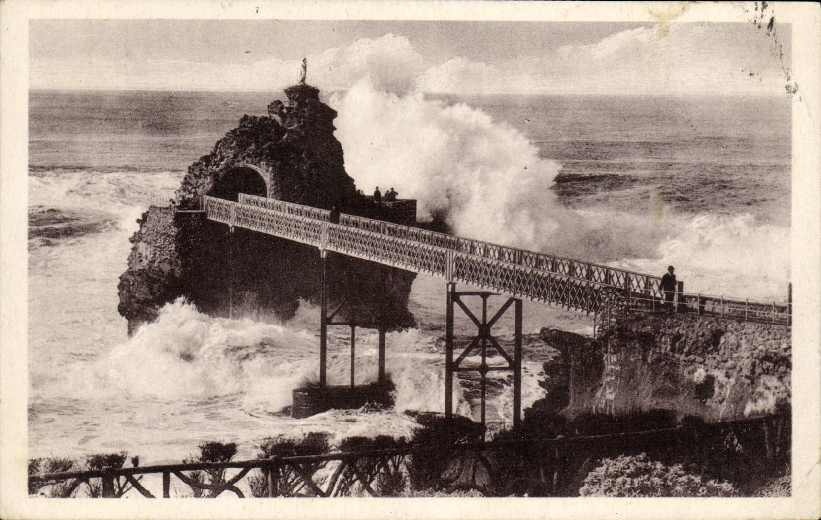 CPA Biarritz La Tempete au Rocher de la Vierge