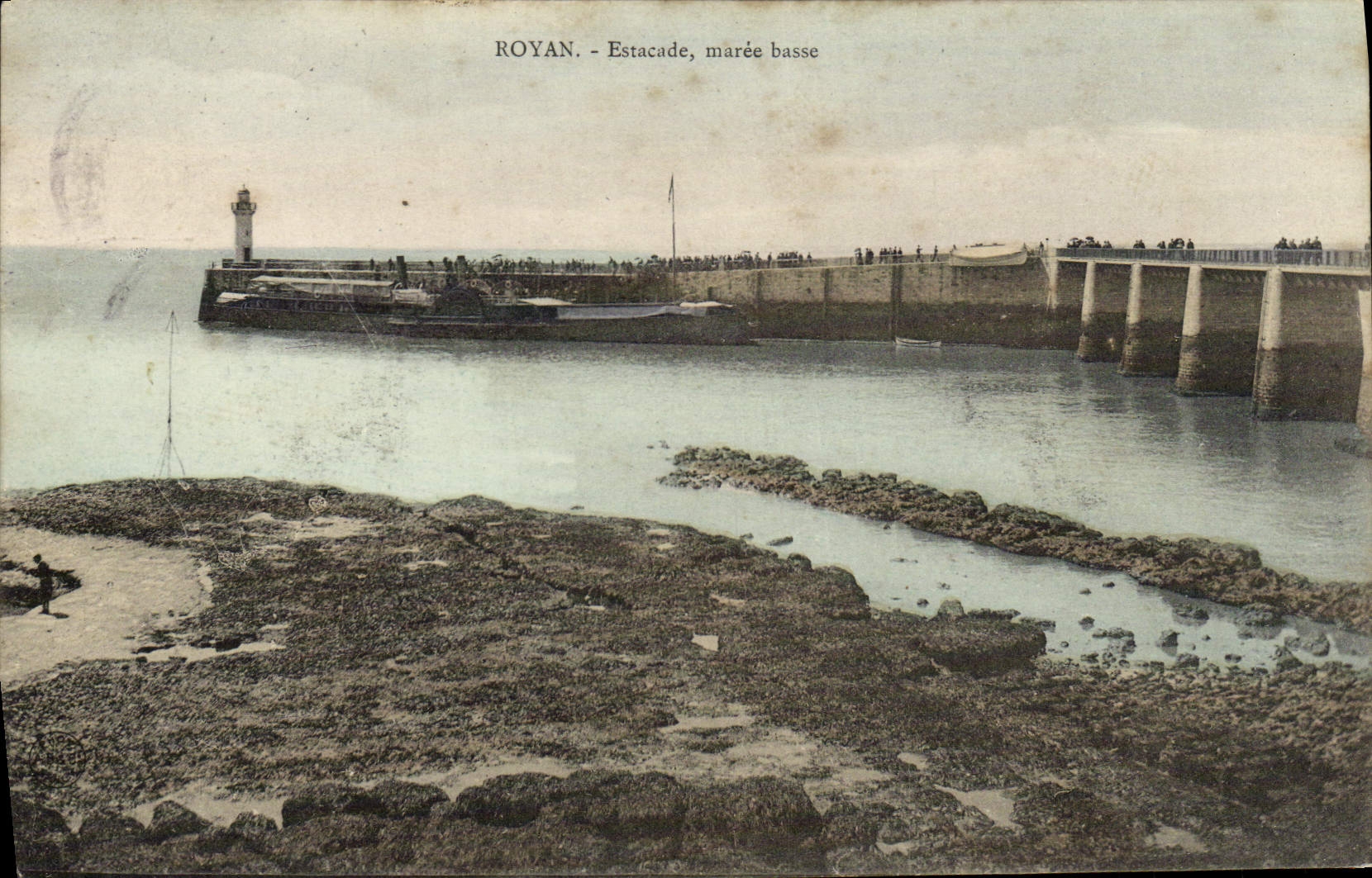 Barco de la marea baja del embarcadero de Royan de la POSTAL de la VENDIMIA