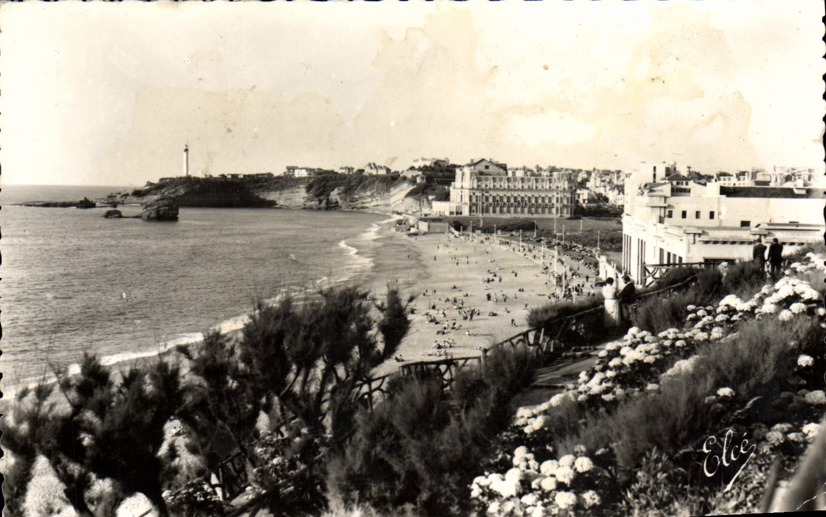 CPM Biarritz La Grande Plage Au Fond le Phare