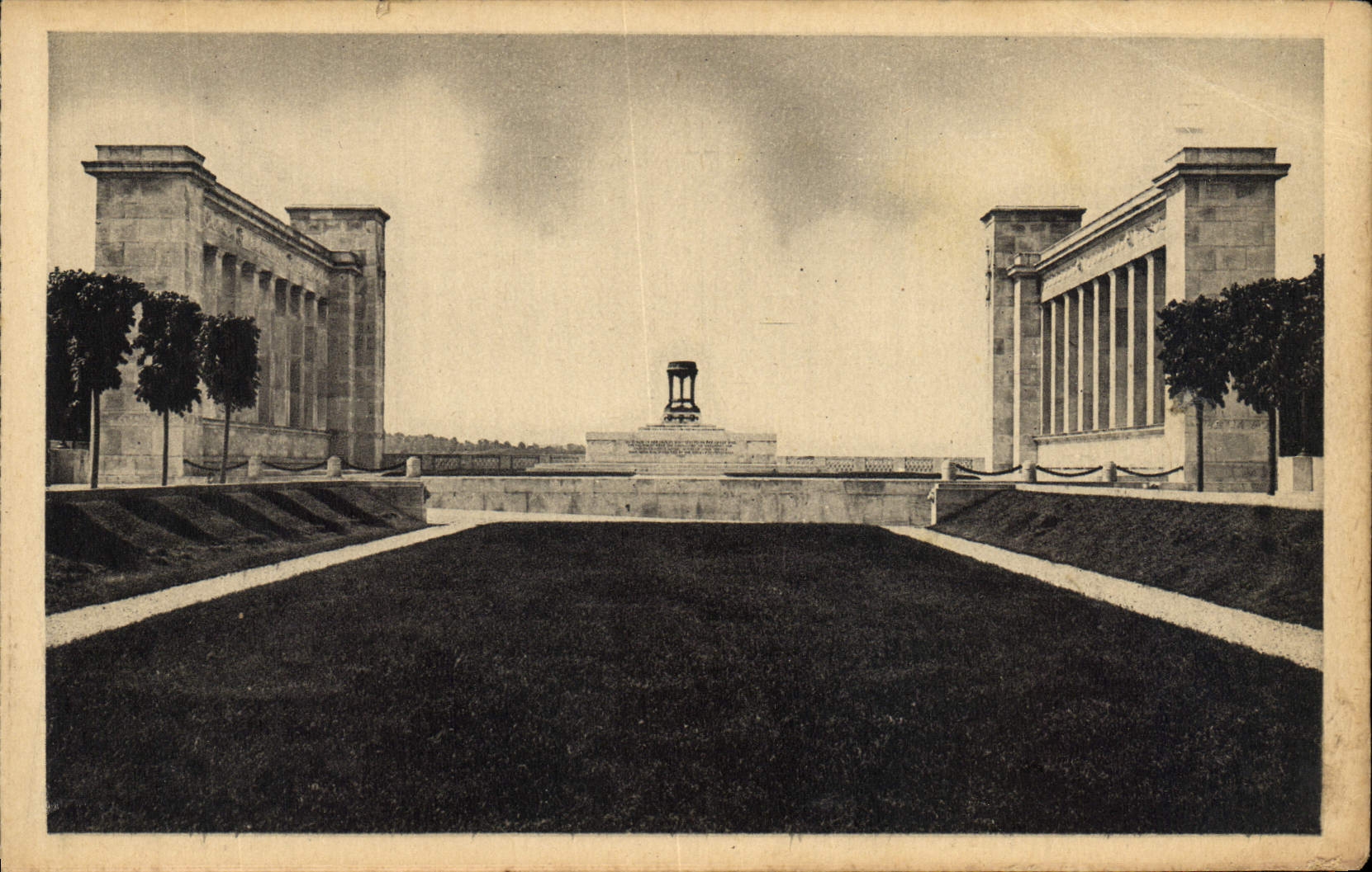 CPA Varennes Monument Erige Par L'Etat De Pensylvanie A La Gloire De Ses Morts