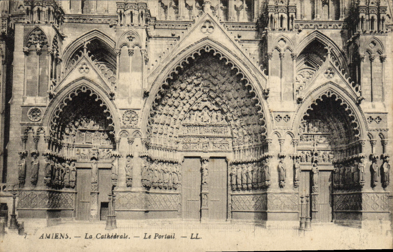 CPA Amiens La Cathedrale Le Portail