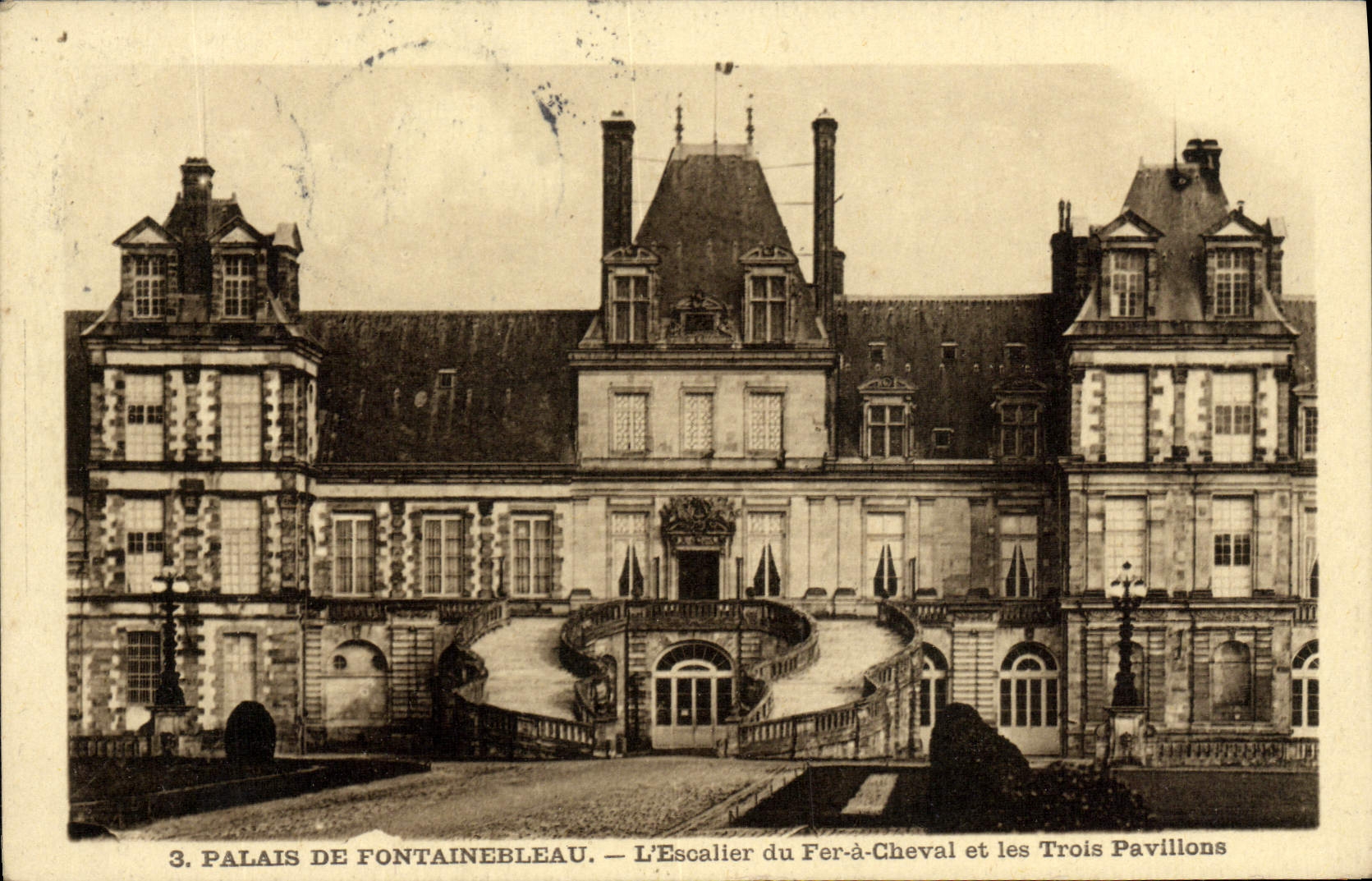 CPA Palais De Fontainebleau L'Escalier Du Fer A Cheval Et Les Trois Pavillons