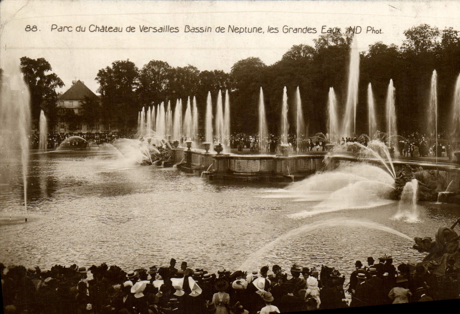 VINTAGE POSTCARD Park Of the Castle Of Versailles Basin De Neptune Garndes