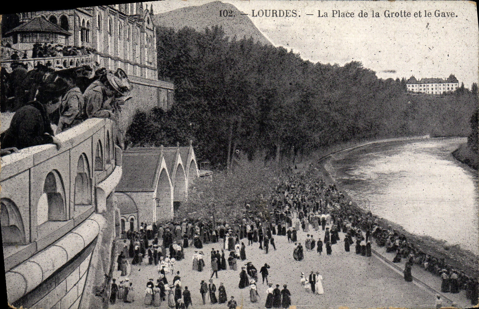 CPA Lourdes La Place De La grotte Et Le Gave