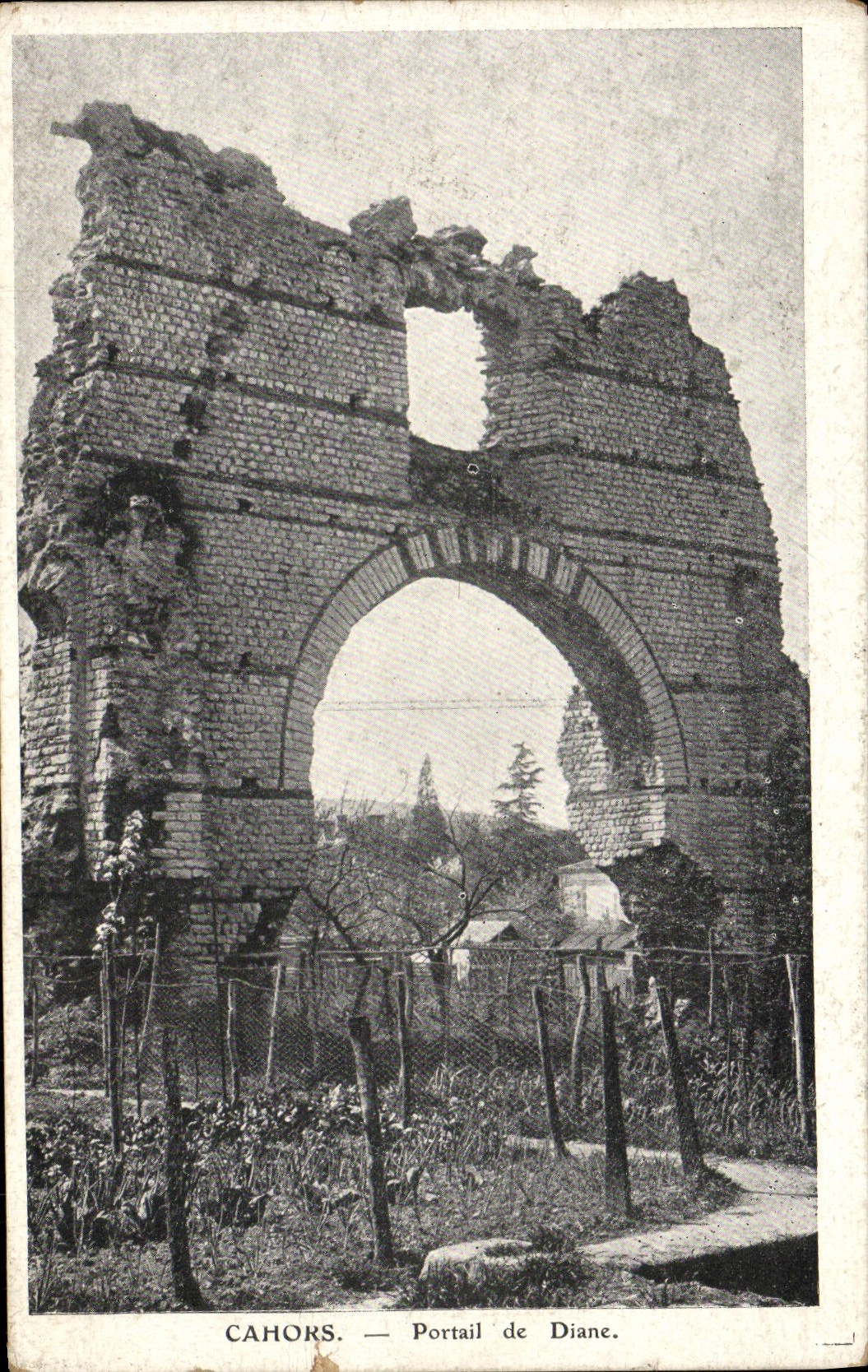 VINTAGE POSTCARD Cahors Gate Of Diane