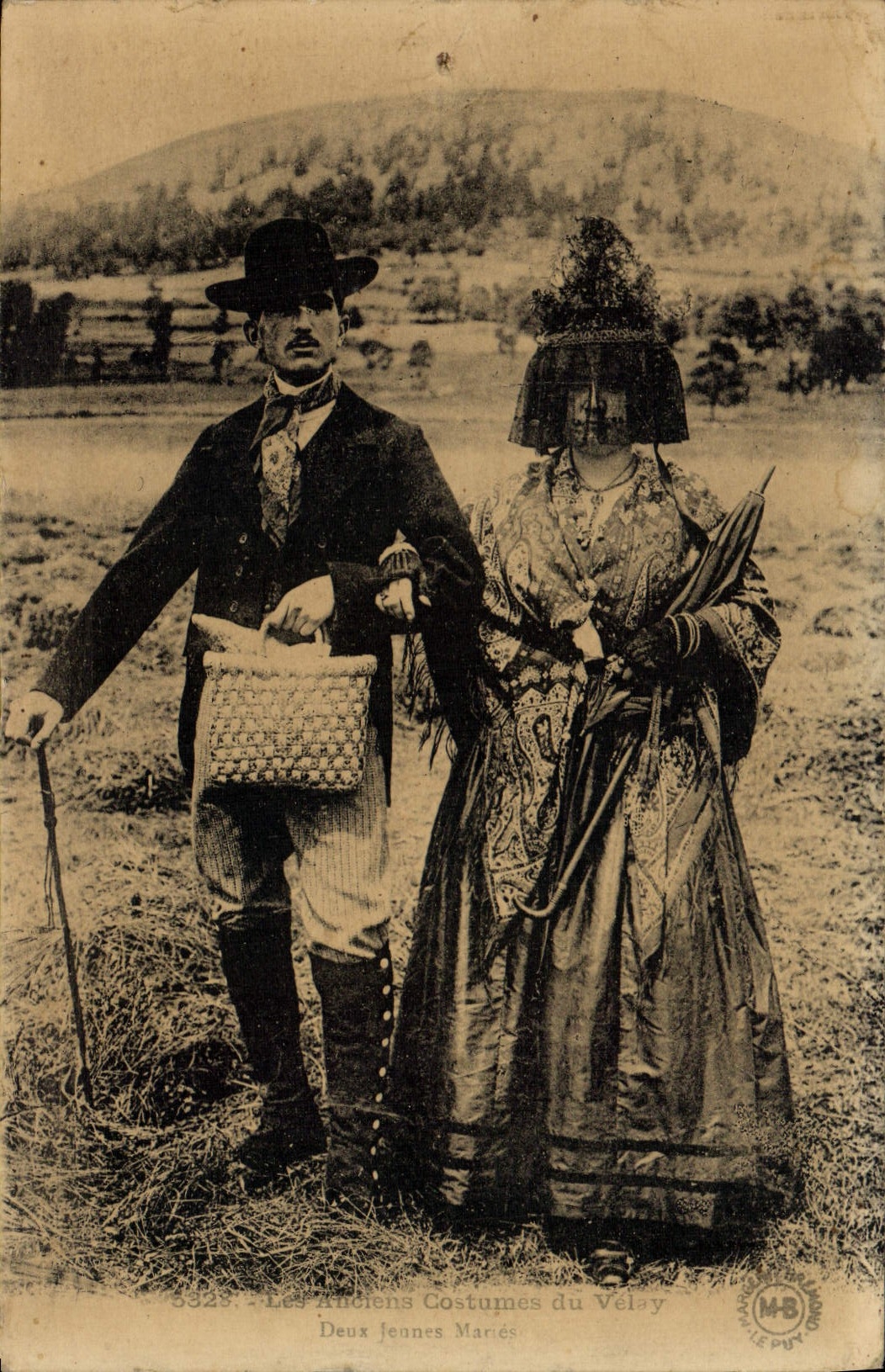 CPA Les costumes du Velay DEux jeunes Maries Folklore