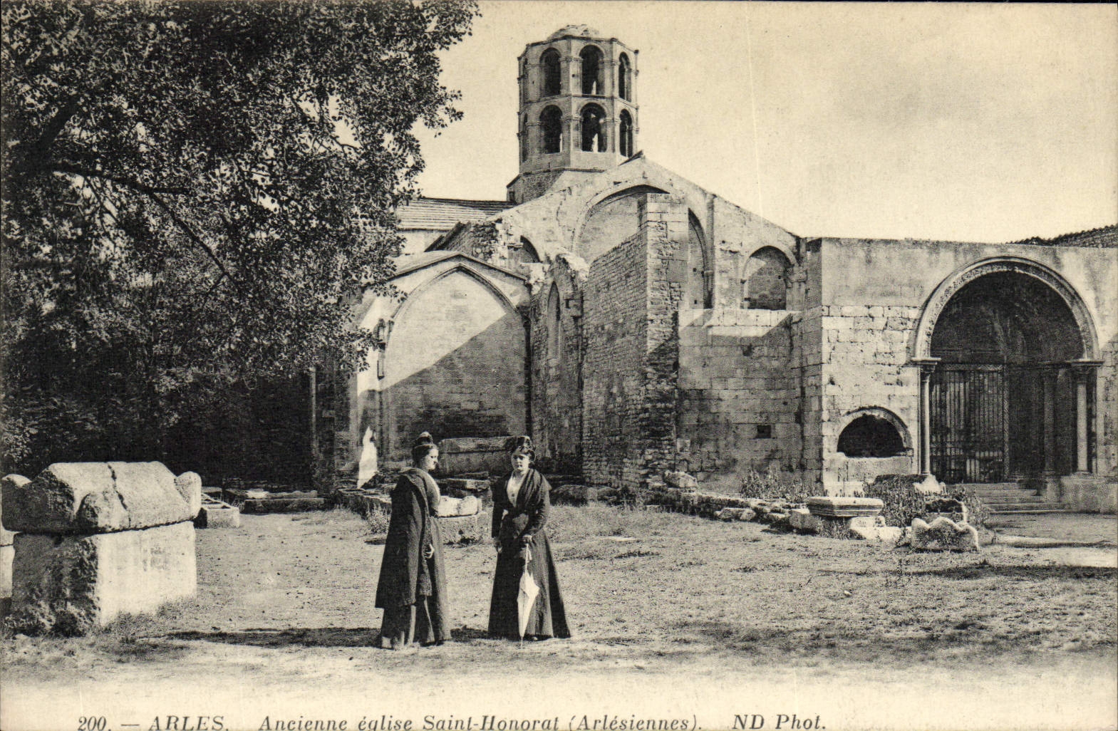 CPA Arles Ancienne Eglise Saint Honorat Femmes Folklore
