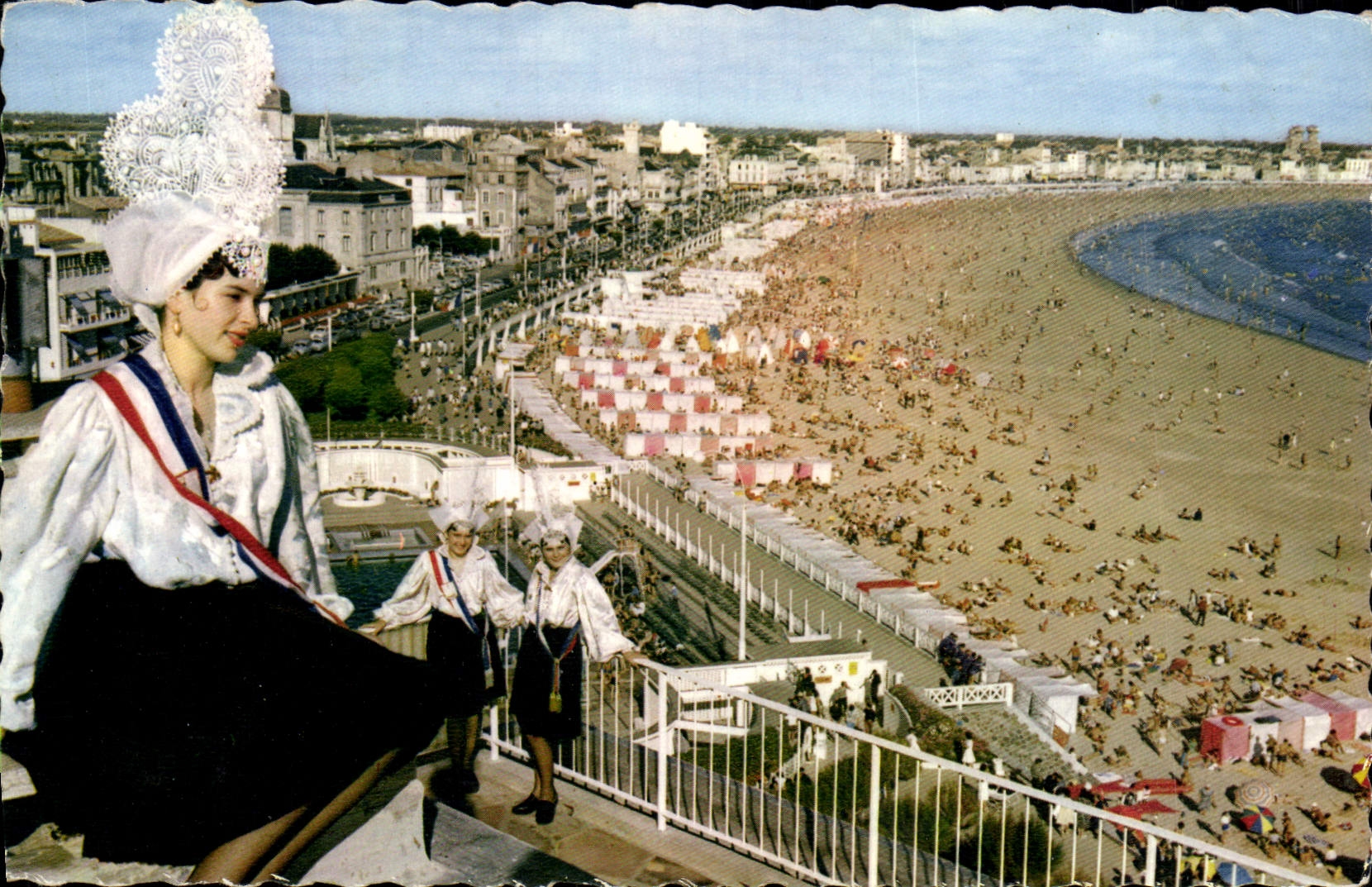 CPMLes Sables D'Olonne Sablaises Devant La Plage Folklore