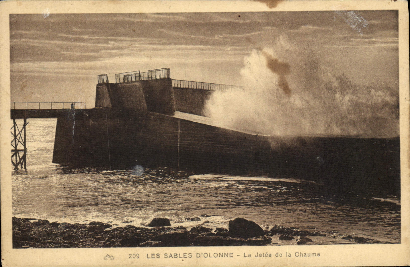 CPA Les Sables D'Olonne La Jetee De La Chaume