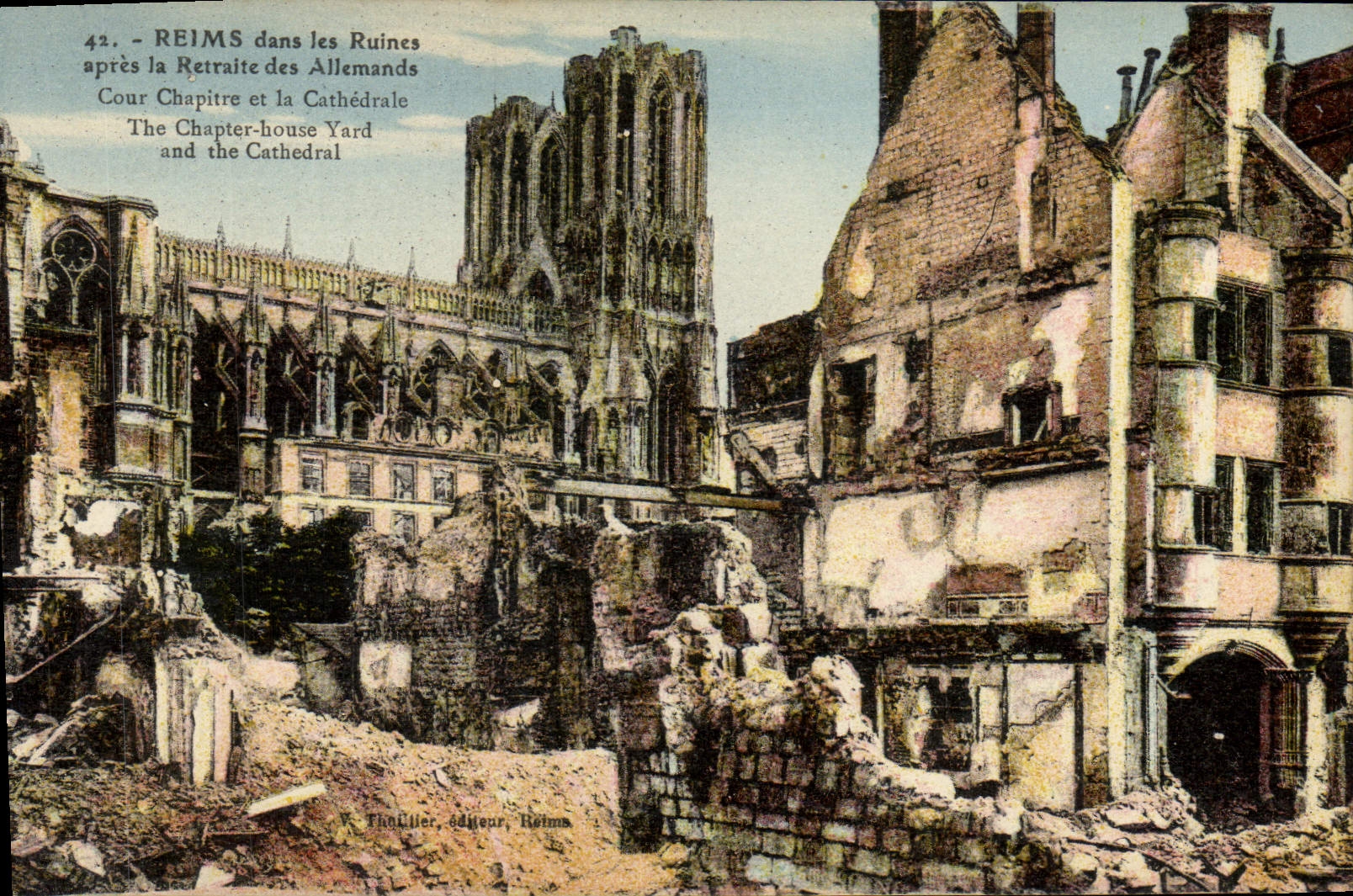 CPA Reims Dans Les Ruines Apres La Retraite Des Allemandes Cour Chapitre Et La Cathedrale Militaria
