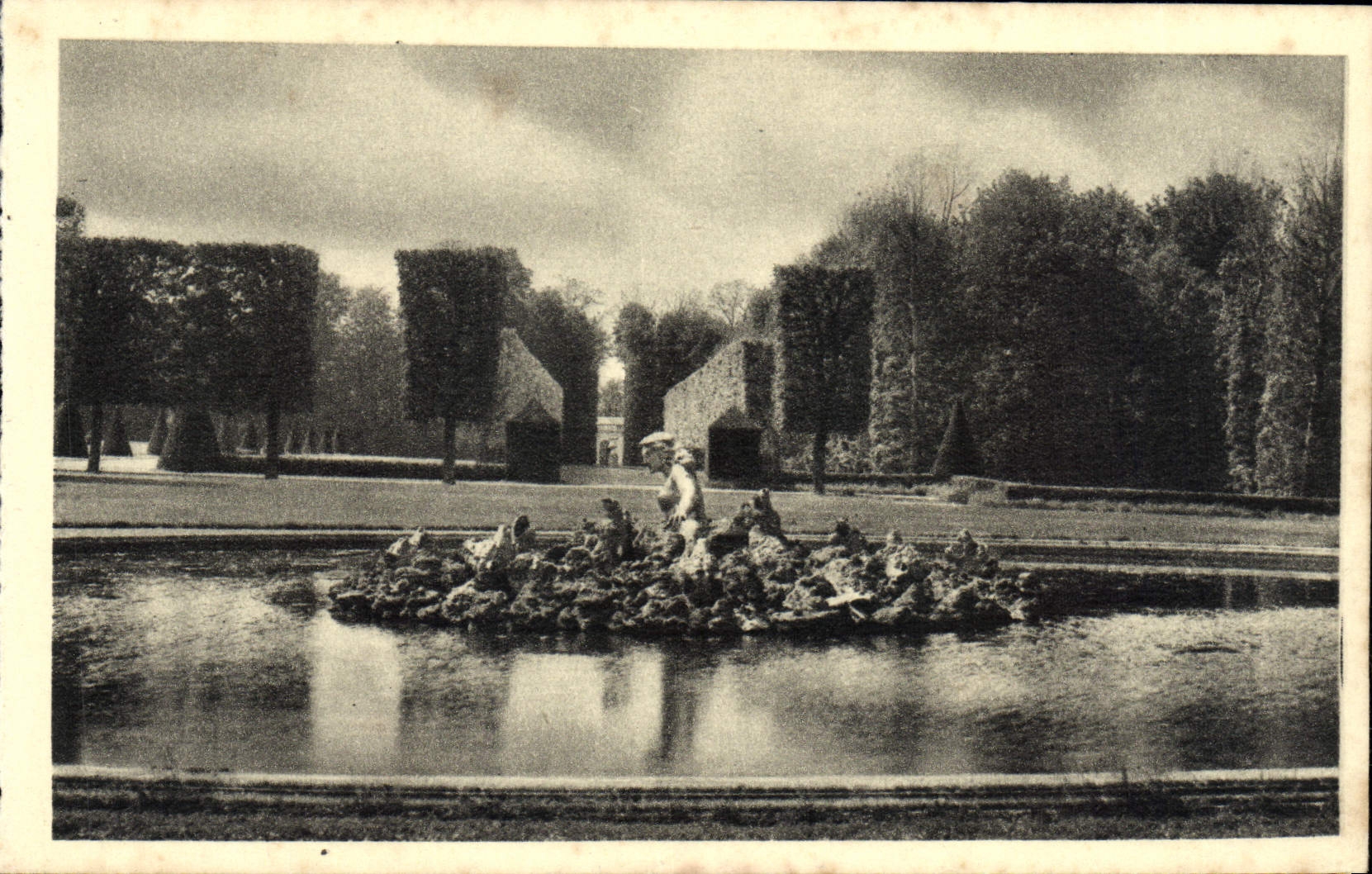 VINTAGE POSTCARD Castle Of Fields the Basin