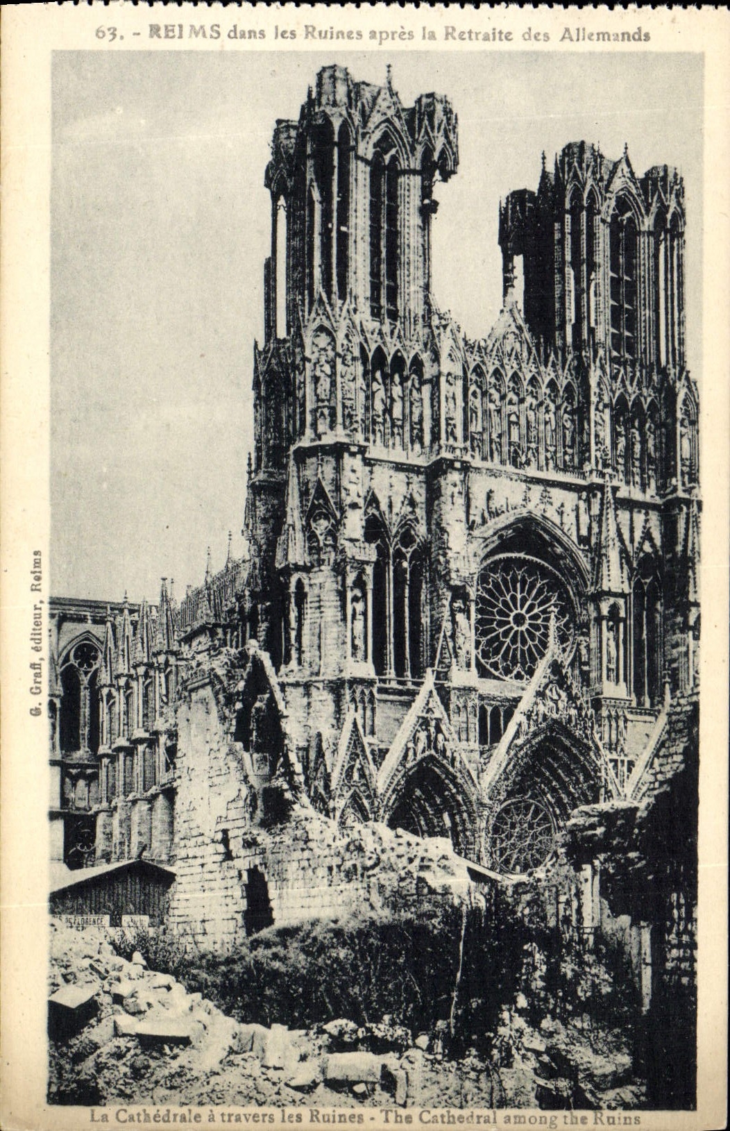 CPA Reims Dans Les Ruines Apres La Retraite Des Allemands La cathedrale a travers les ruines Militaria