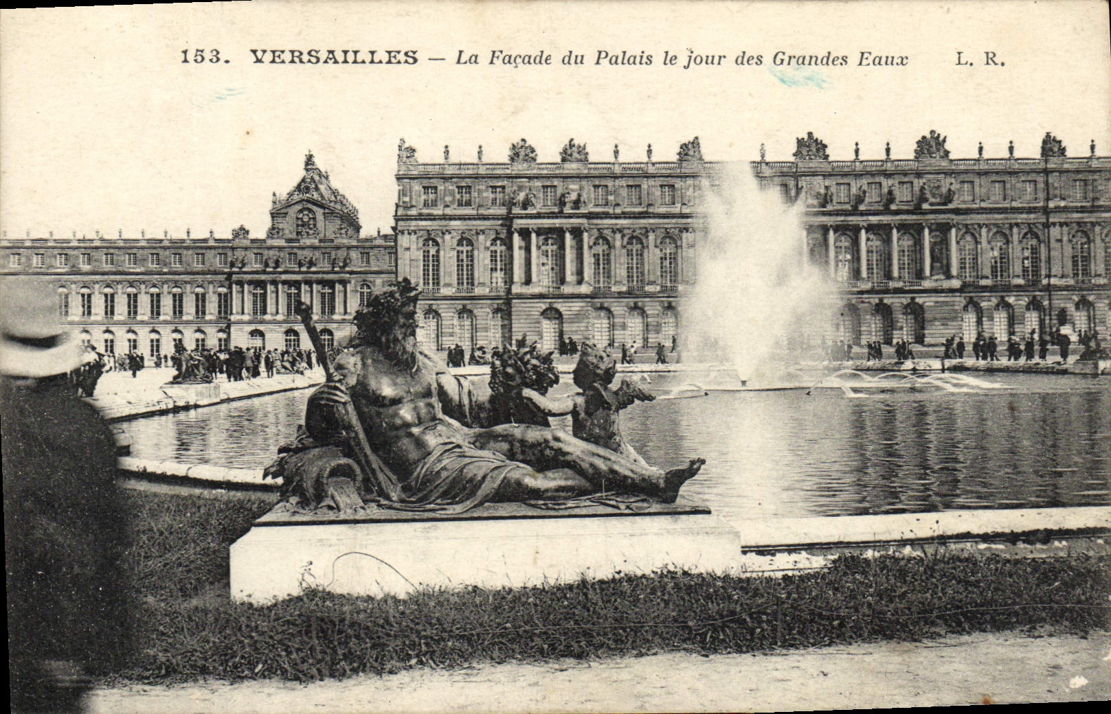 VINTAGE POSTCARD Versailles the Frontage Of the Palate the Day Of Large Water