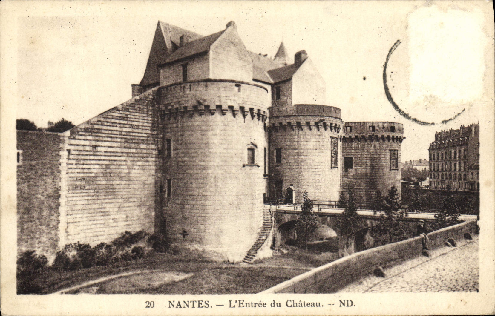 CPA Nantes L'Entree Du Chateau
