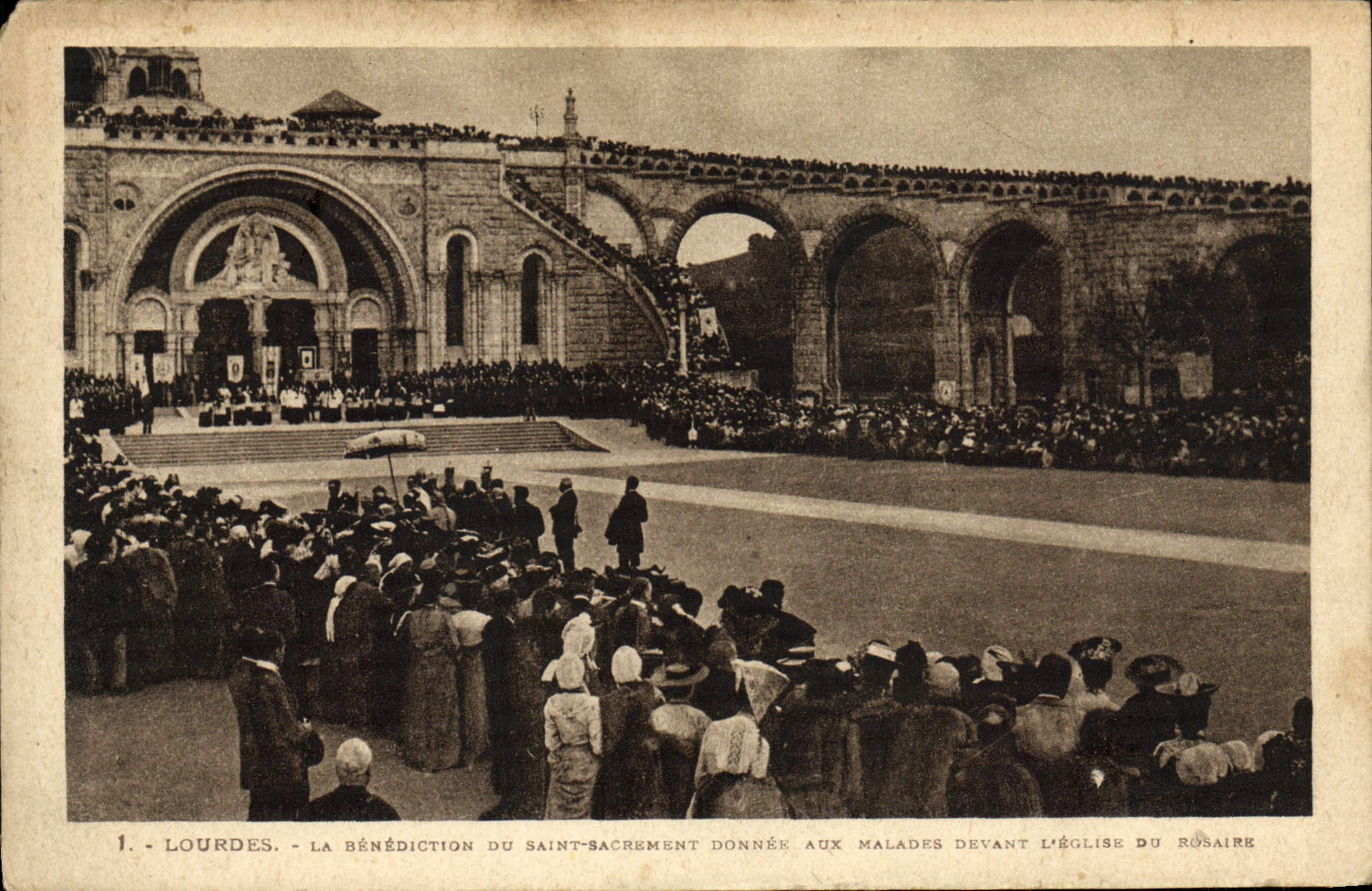 CPA Lourdes La Benediction Du Saint Sacrement donnee aux malades devant l'eglise du Rosaire 