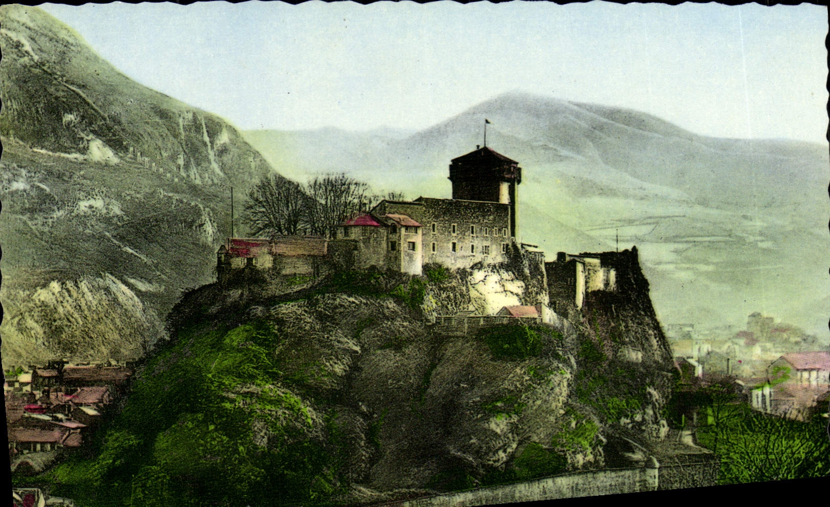 CPM Lourdes Vue Generale Le chateau fort