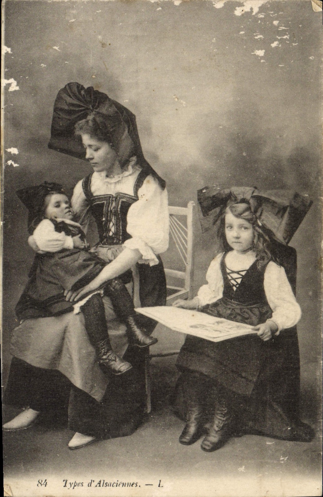 VINTAGE POSTCARD Standard Of Alsatian Alsace Woman Children Folklore