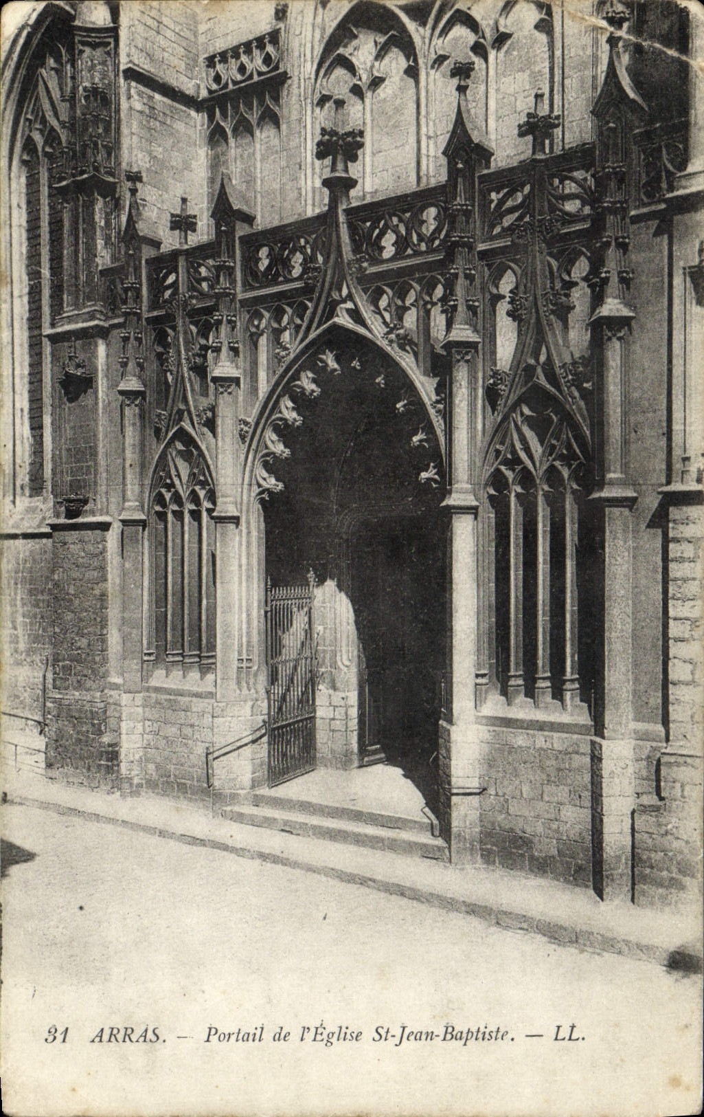 CPA Arras Portail de L'Eglise St jean Baptiste