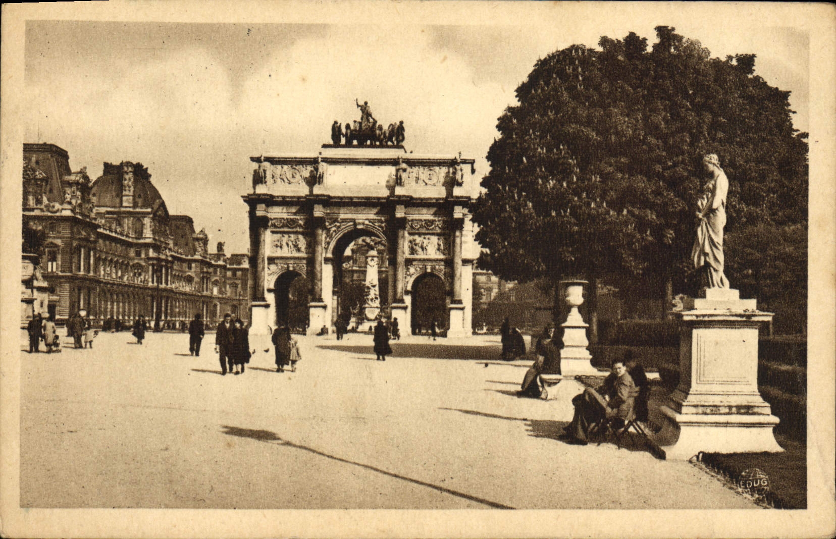 CPA Paris La Palais Du Louvre Et Le Carrousel