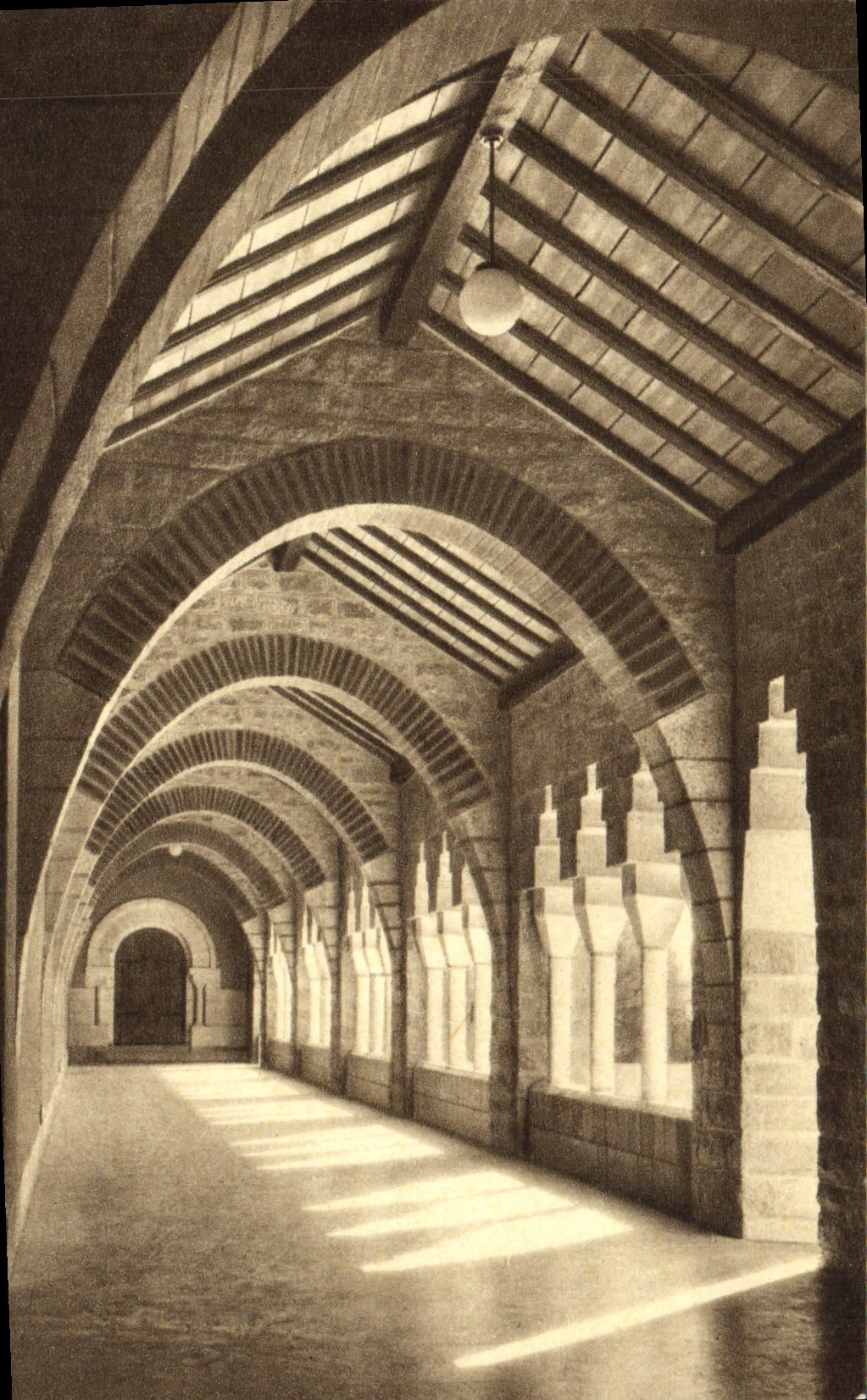 CPA Abbaye De Solesmes Interieur du Nouveau Cloitre