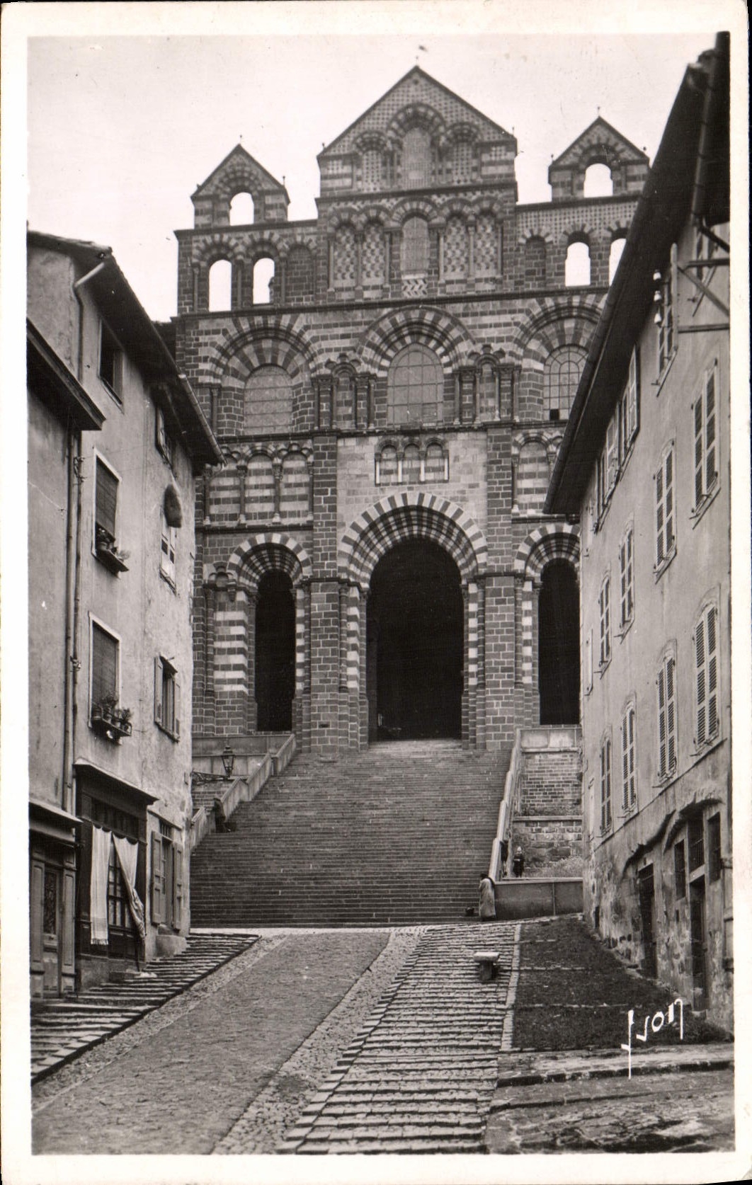 VINTAGE POSTCARD Puy Basilica of Notre Dame of Puy the frontage