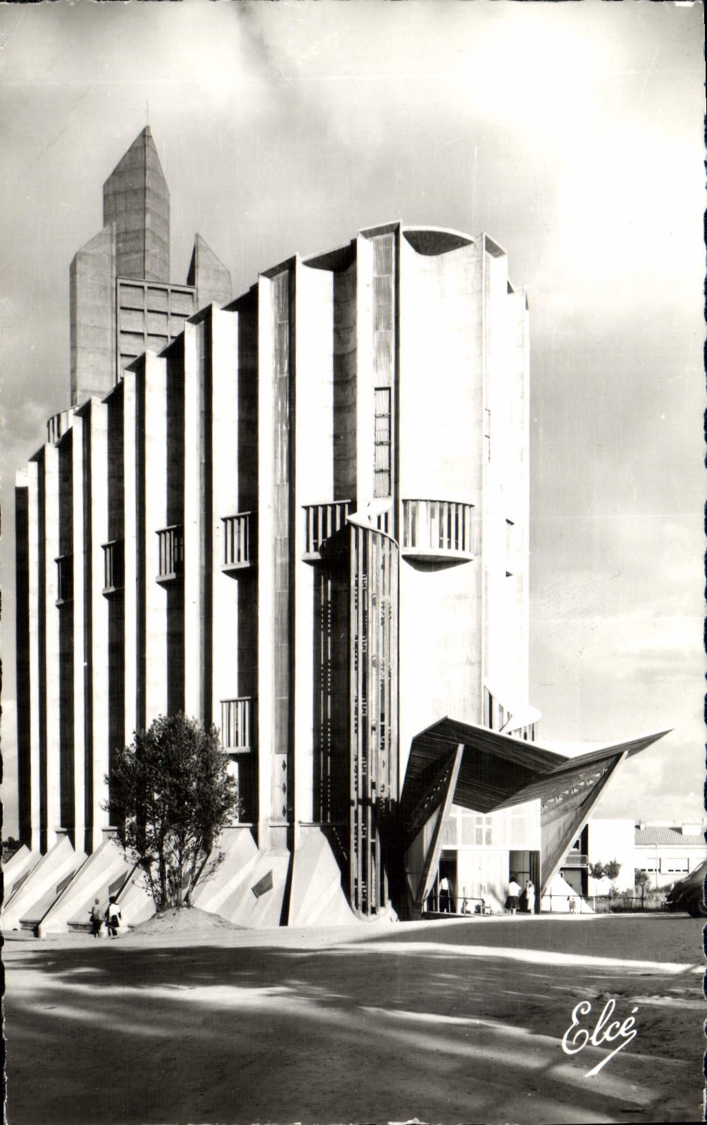 POSTAL MODERNA Royan la iglesia