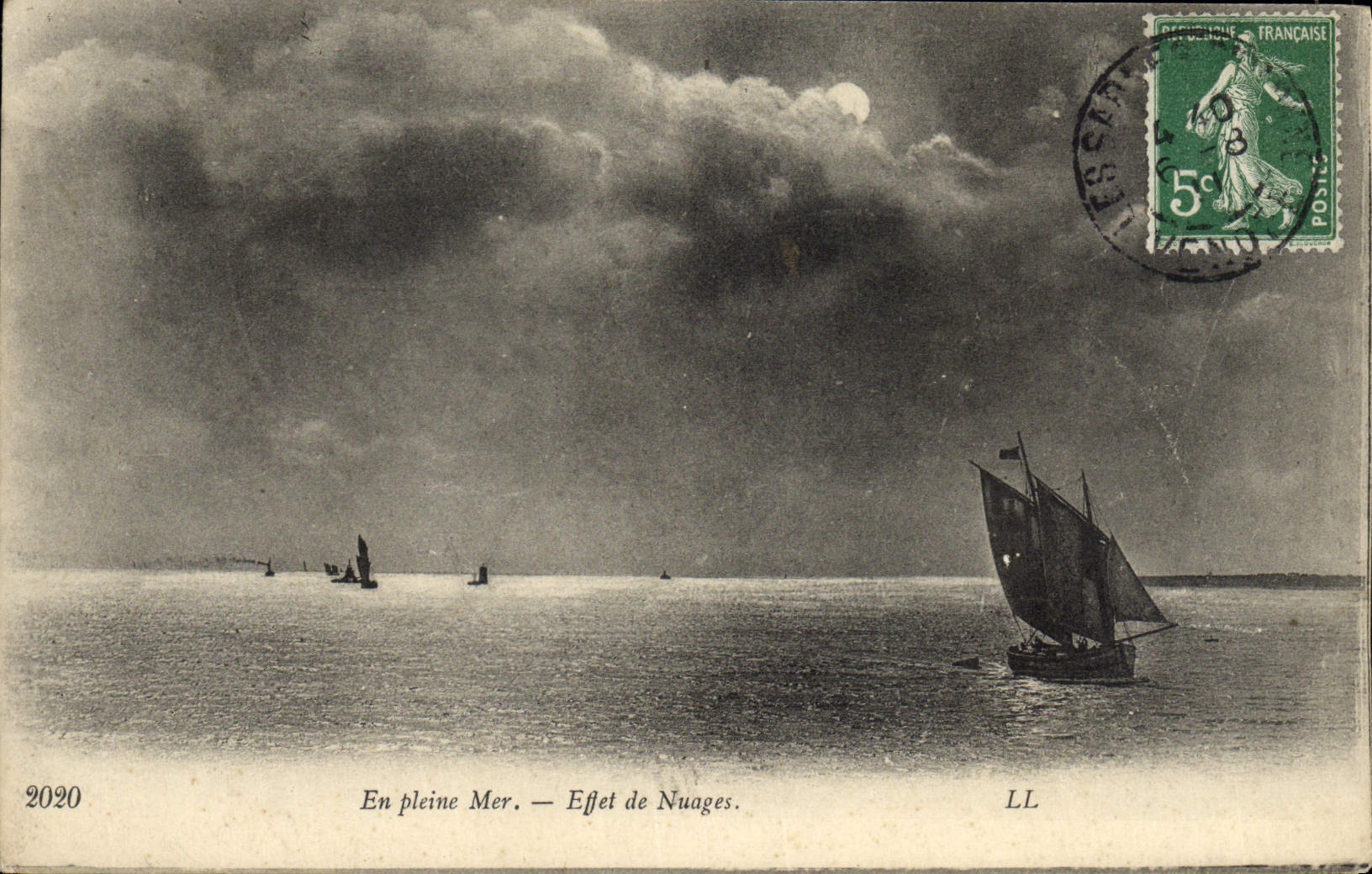 CPA En Pleine Mer Effet de Nuages Bateau