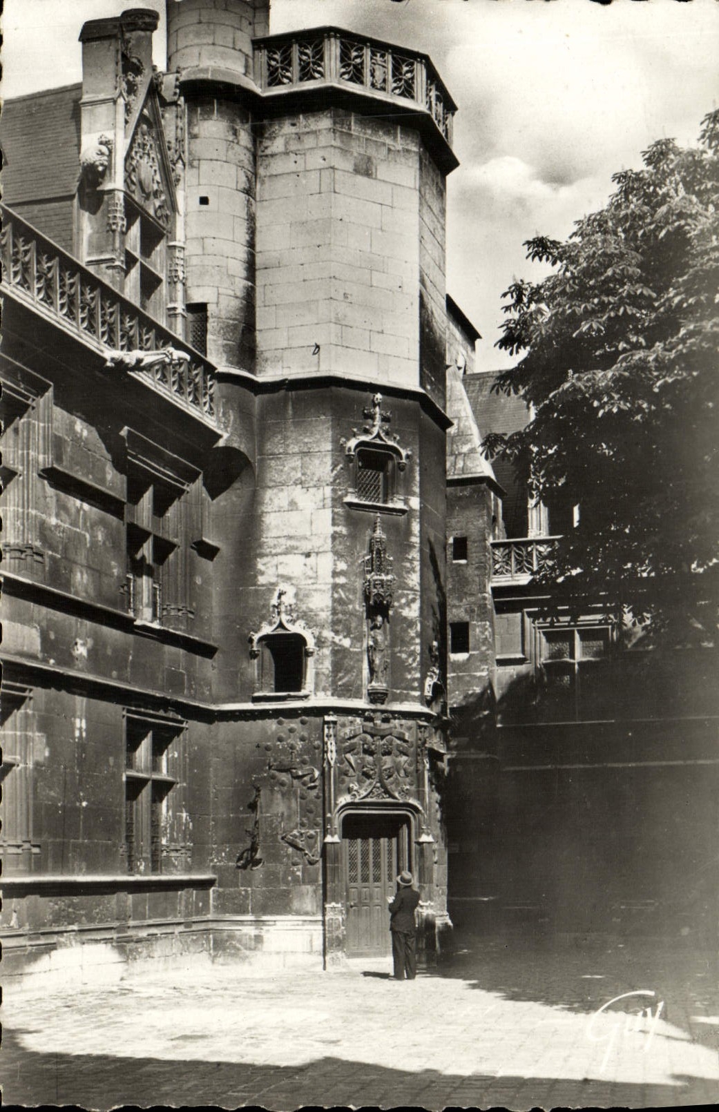 CPM Paris Musee de Cluny Cour interieure