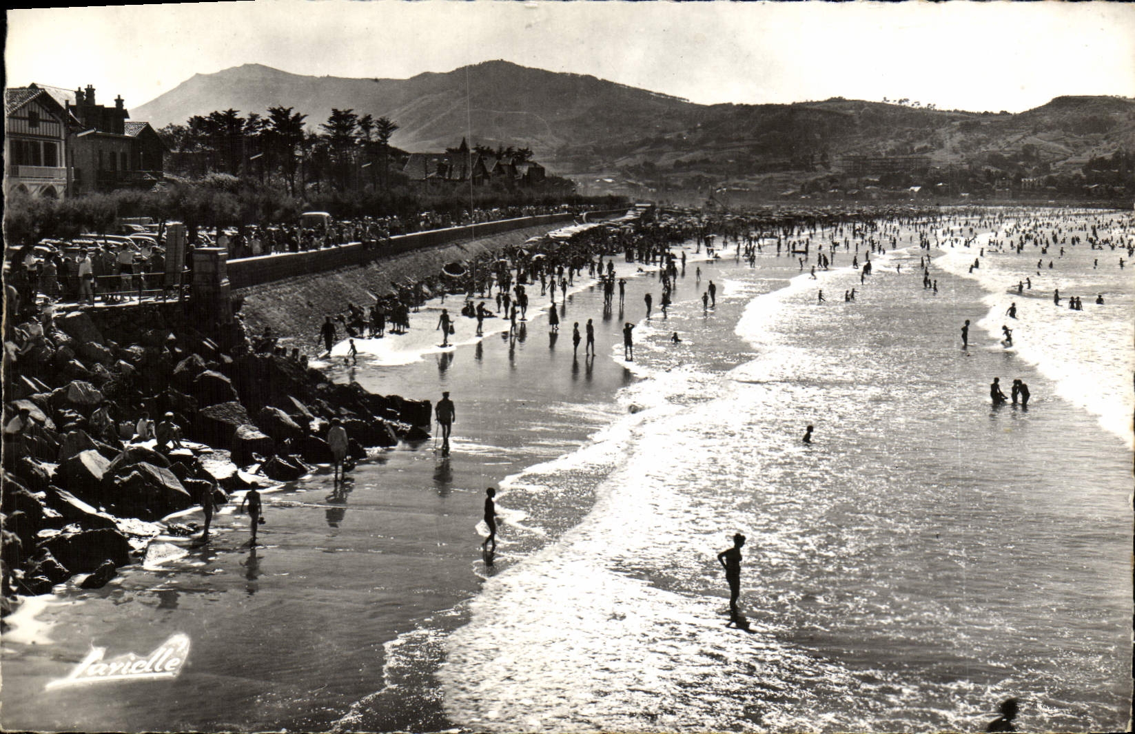CPM Hendaye Plage a Contre au Fond L'Espagne