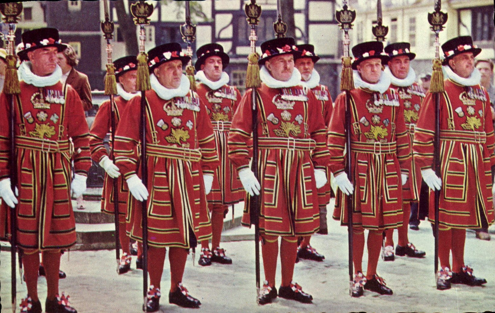MODERN CARD Yeomen warders At the tower off London