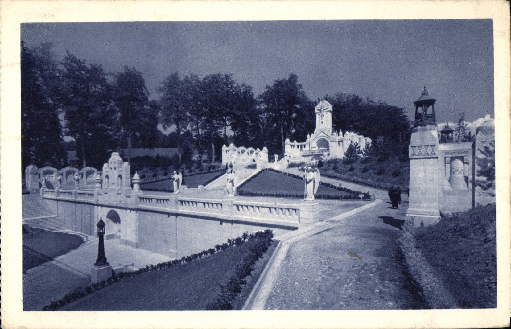 CPA La Basilique De Lisieux Le chemin de croix exterieur Vue generale