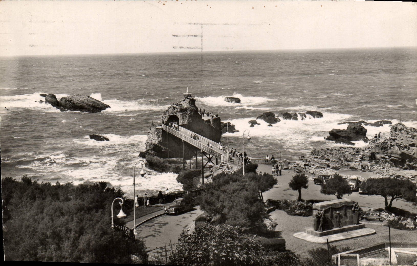 CPM Biarritz Le Rocher et L'Esplanade de la Vierge