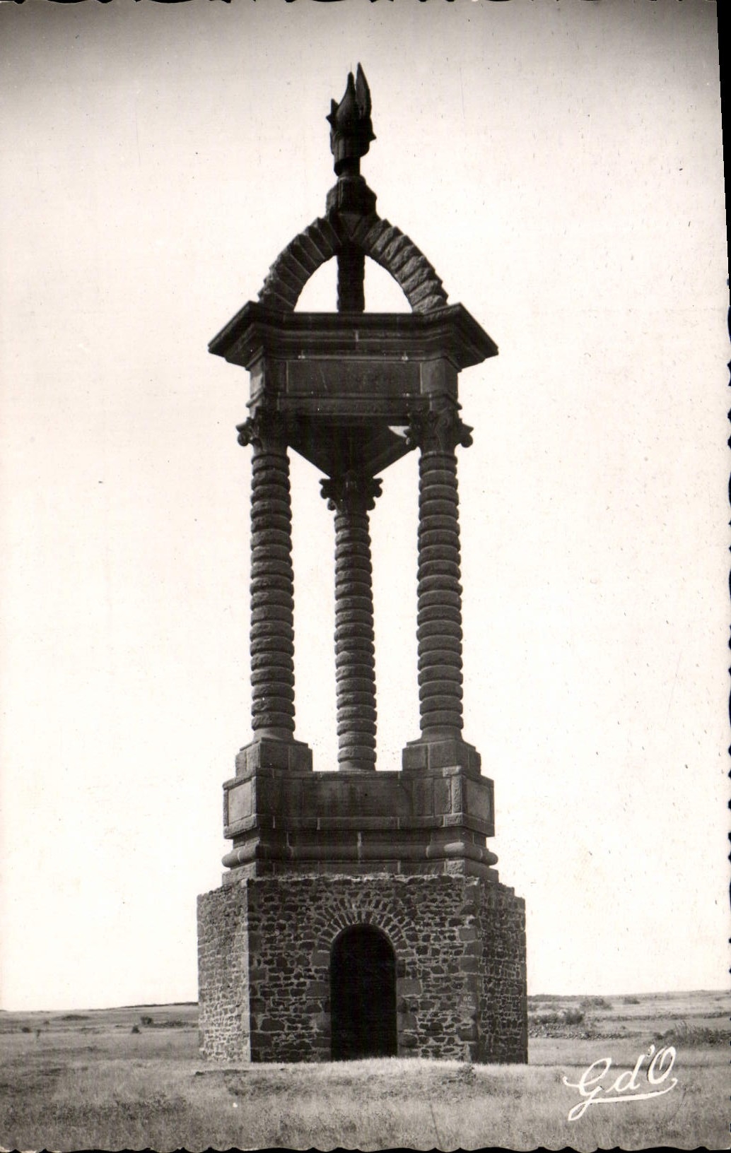 MODERN CARD surroundings of Clermont Ferrand Monument of Vercingetorix to the plate of Gergovie
