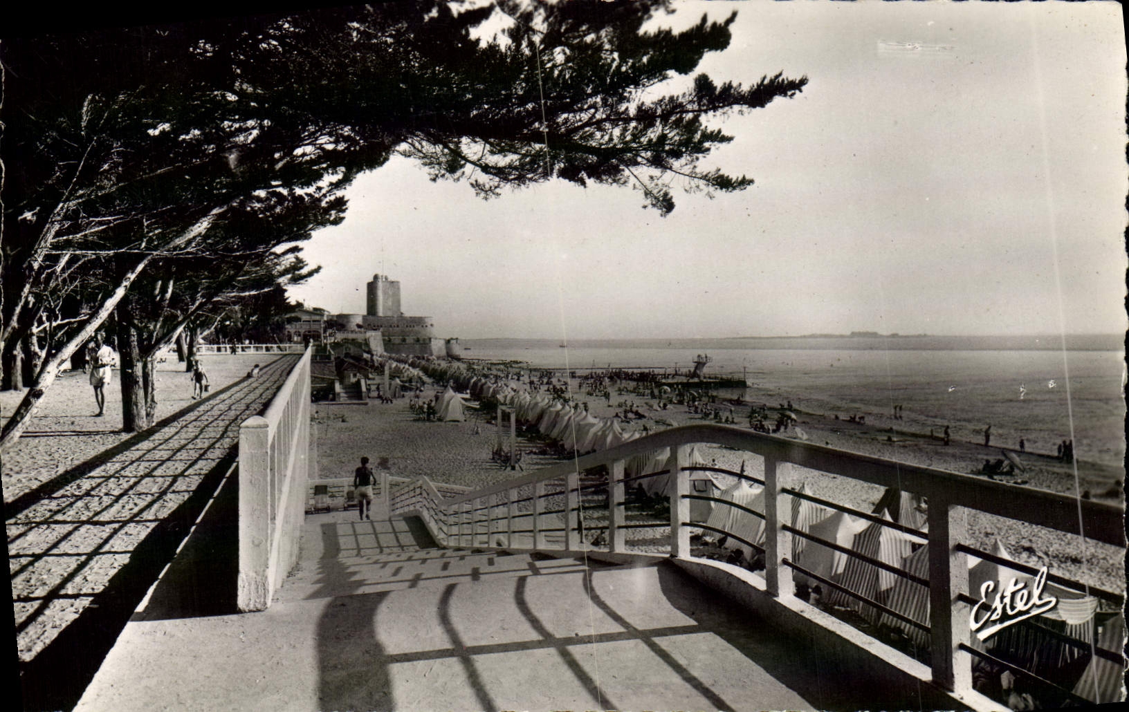MODERN CARD Fouras the Walk the Beach and the Castle