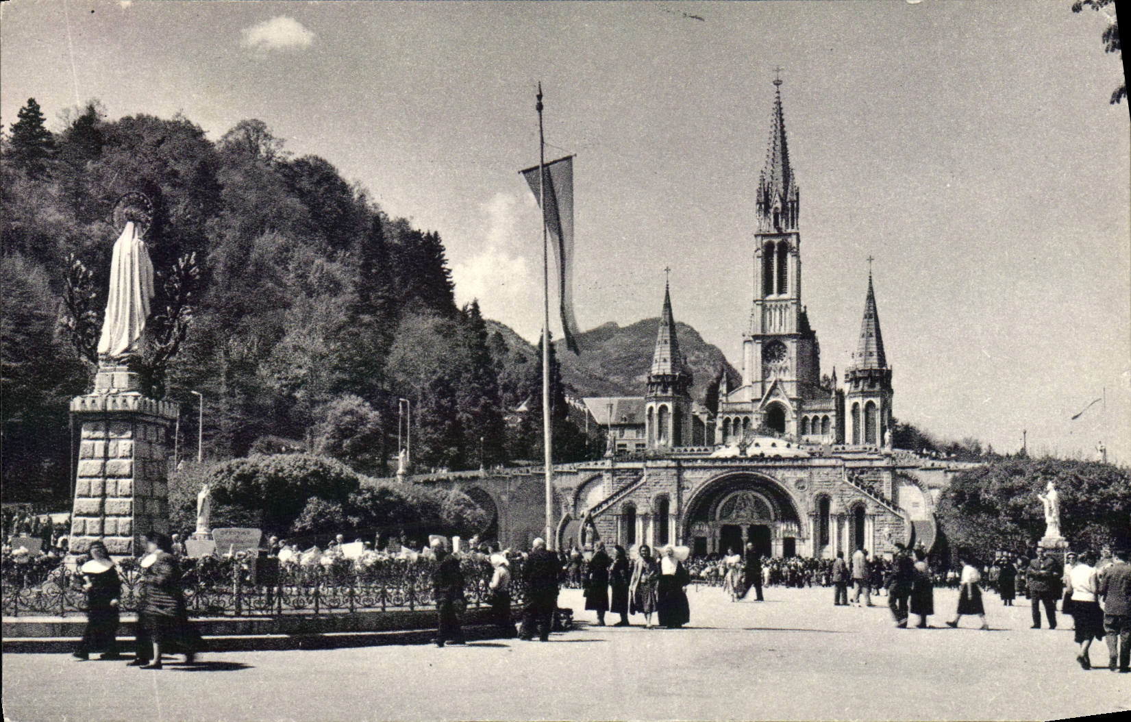 VINTAGE POSTCARD Heavy the Basilica the Couronnee Virgin