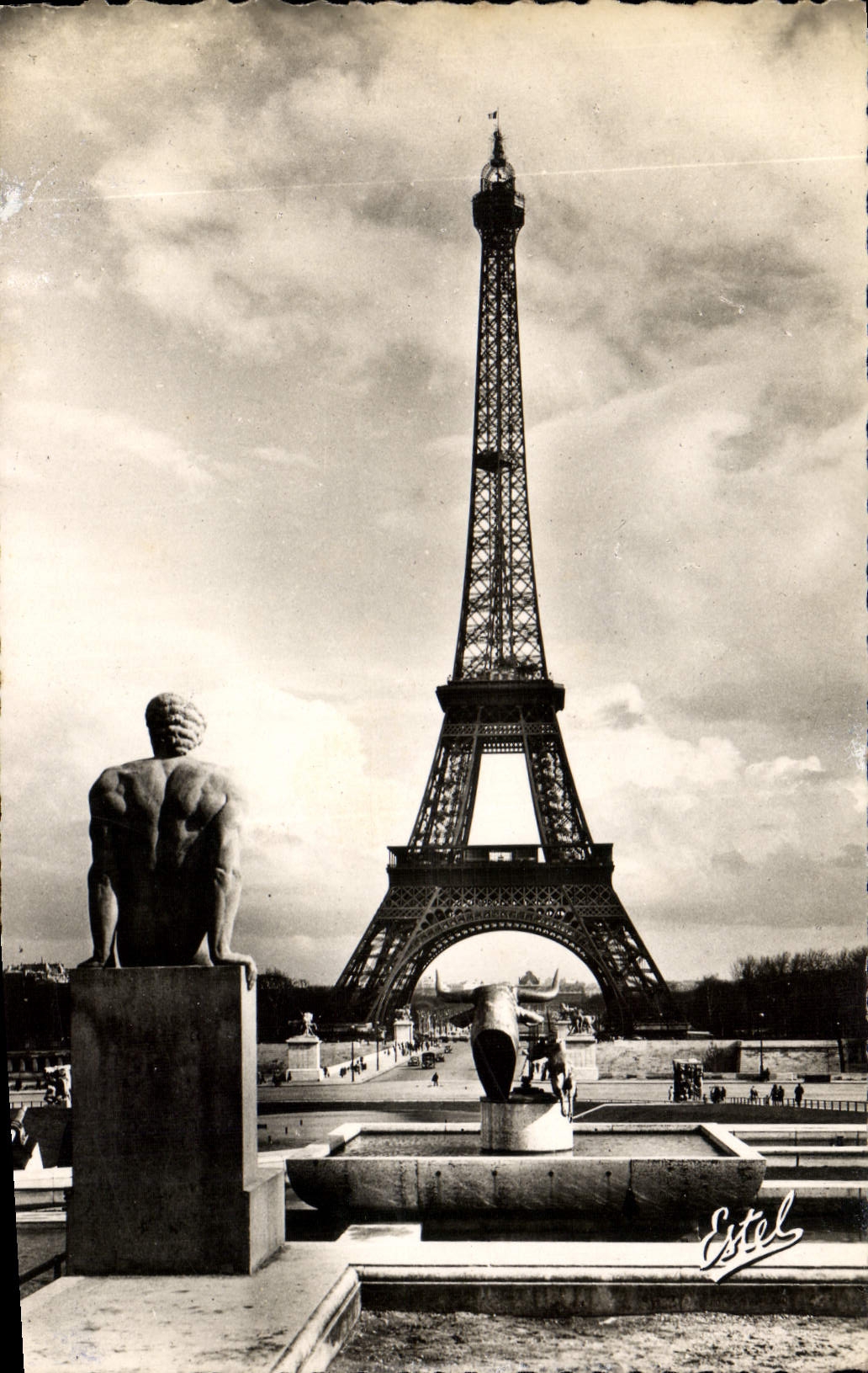 CPM Paris La Tour Eiffel vue des jardins du Palais de Chaillot