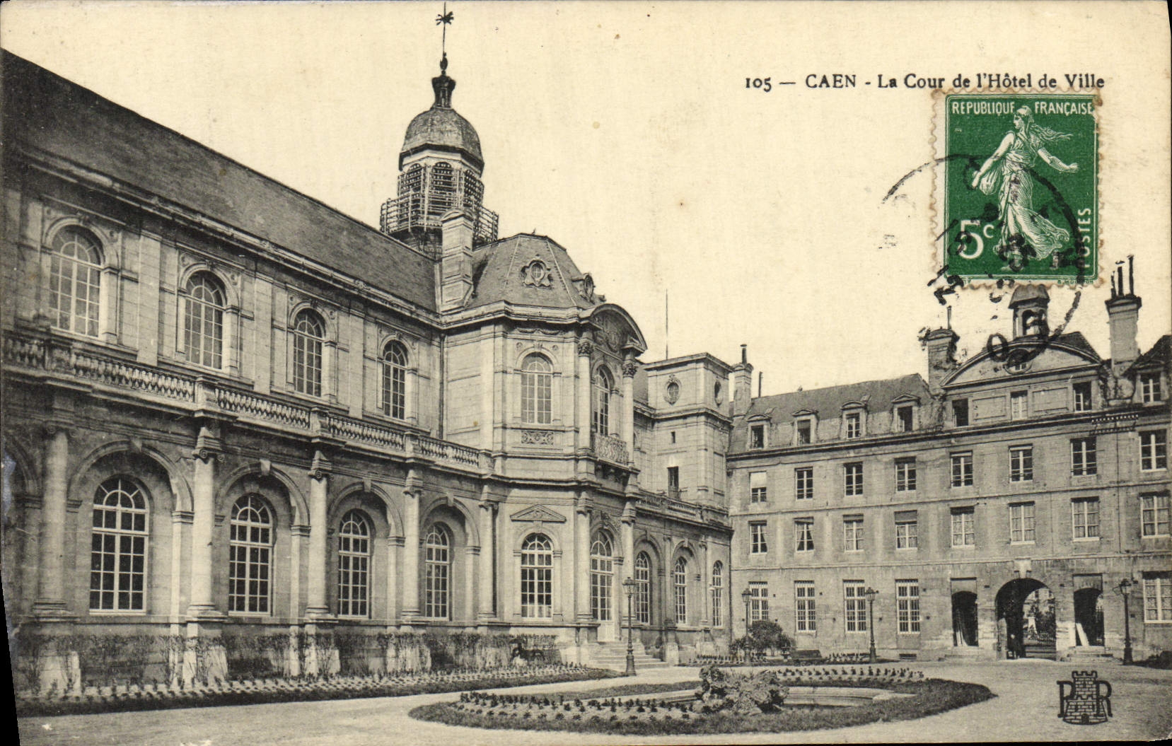 CPA Caen La Cour de L'Hotel de Ville