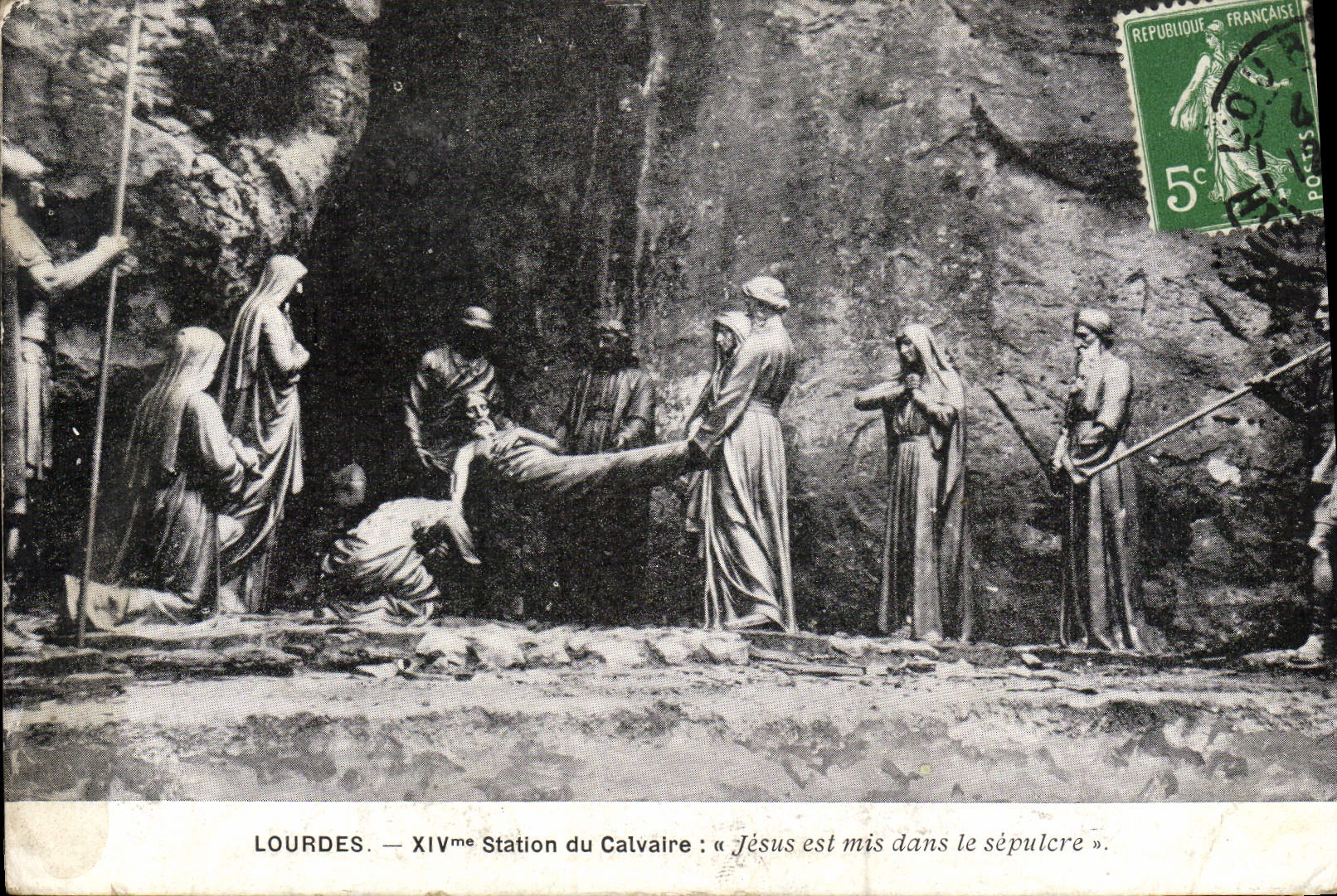 CPA Lourdes 14eme Station du Calvaire Jesus est ne dans le sepuclre 