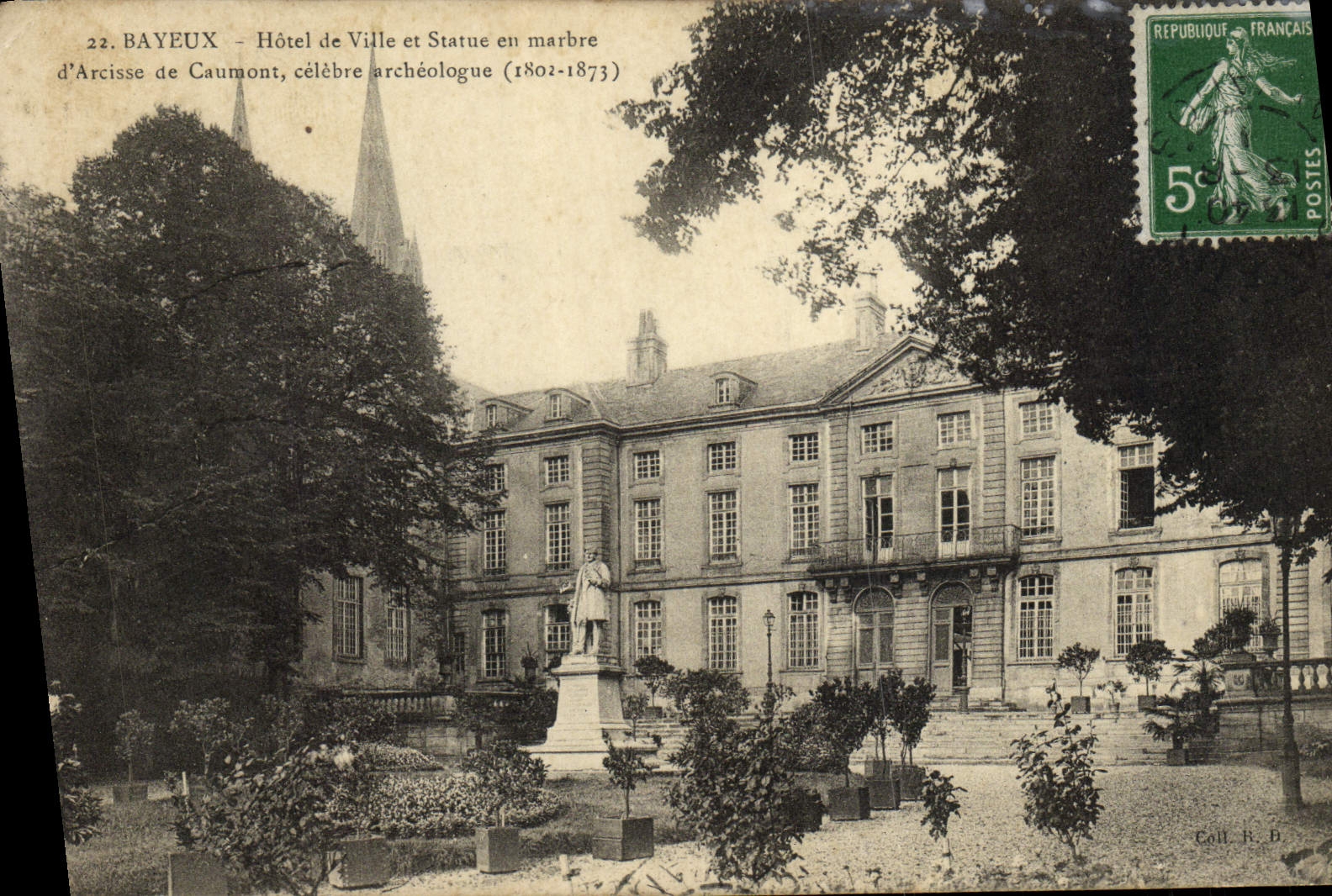 CPA Bayeux Hotel de Ville et Statue en Marbre d'Arcise de Caumont archeologue