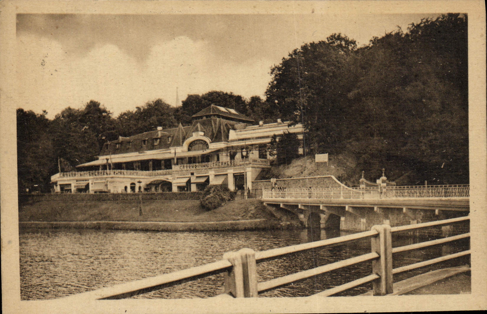 CPA Bagnoles de L'Orne Nouveau Pont au Casino des Thermes