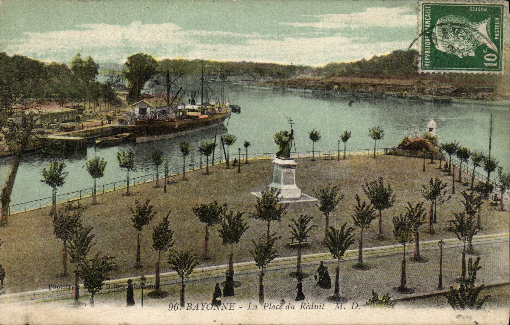 CPA Bayonne La Place du Reduit Bateau
