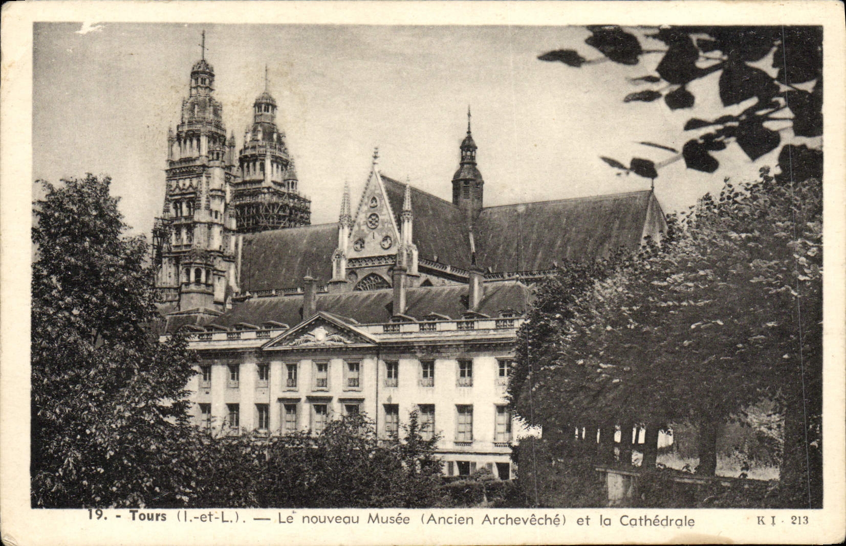 CPA Tours Le Nouveau Musee Et La Cathedrale