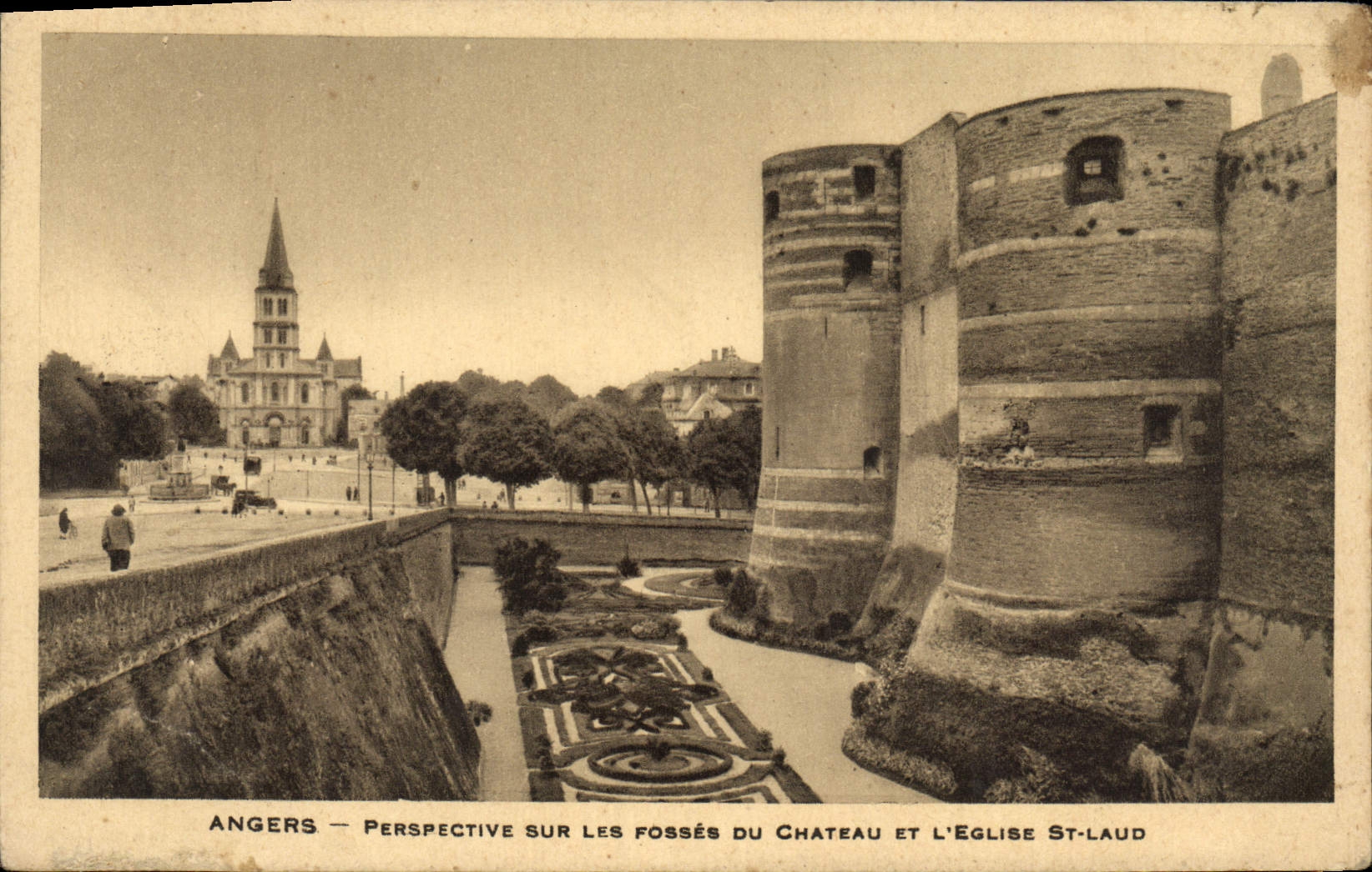CPA Angers Perspective Sur Les Fosses Du Chateau Et L'Eglise St Laud