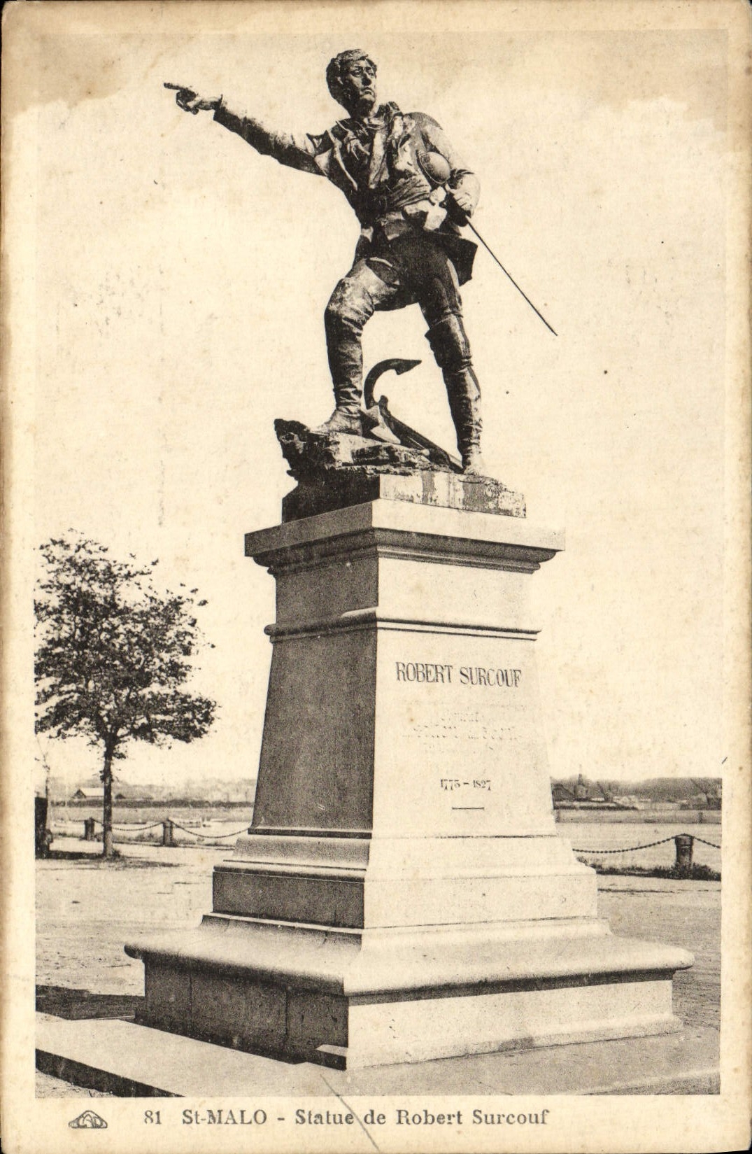 CPA St Malo Statue De Robert Surcouf