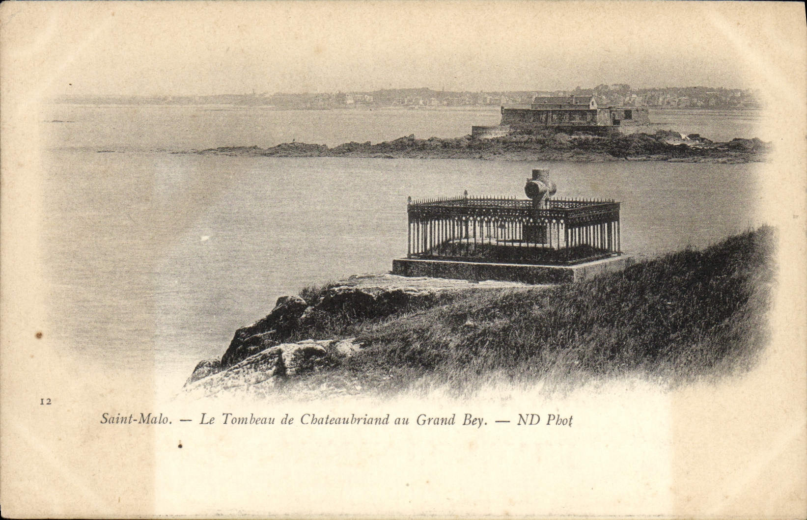CPA Saint Malo Le tombeau De Chateaubriand Du Grand Bey